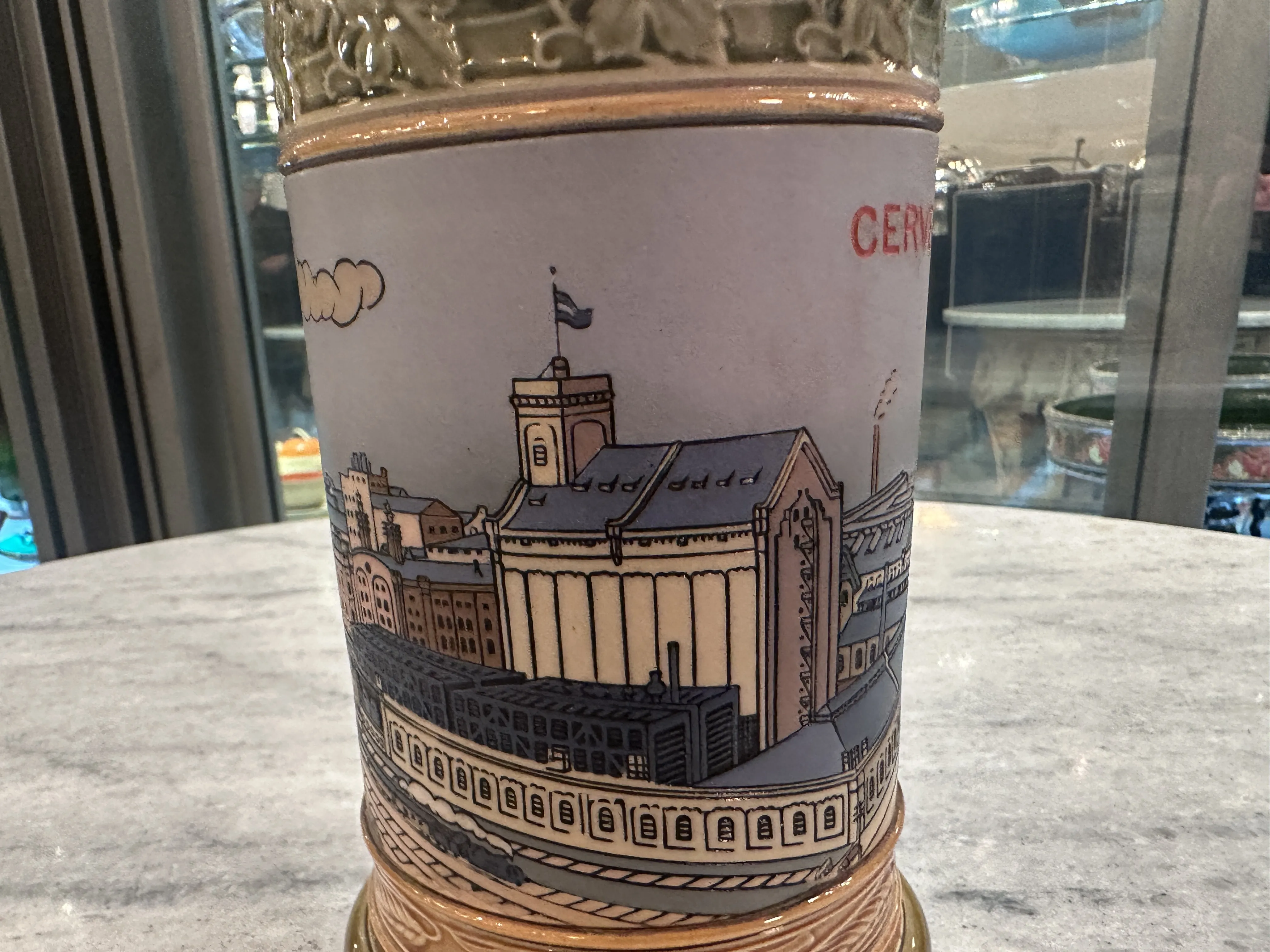 céramique ancienne avec paysage décoratif