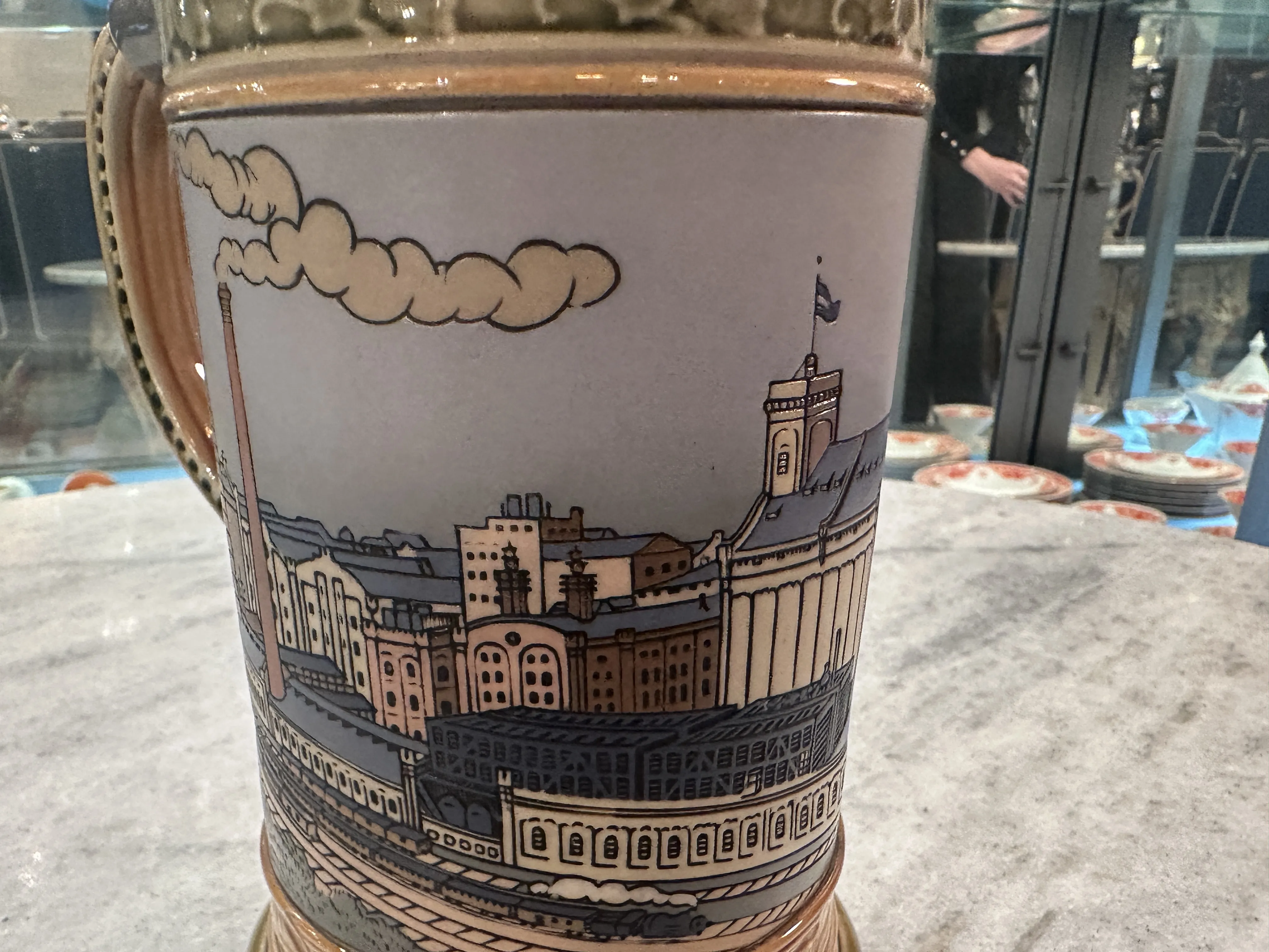 bouteille en céramique antique avec paysage peint