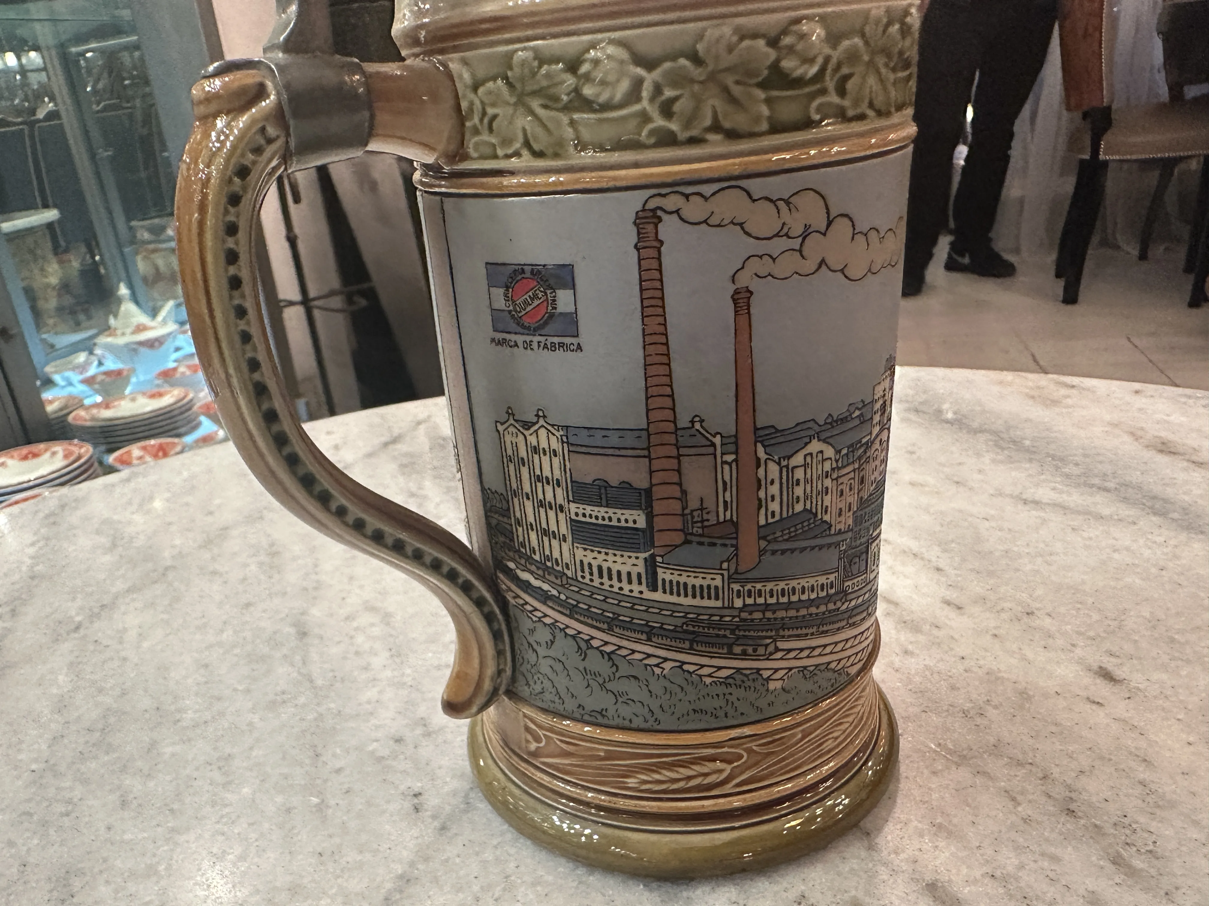 古董陶瓷杯子，描绘工业场景