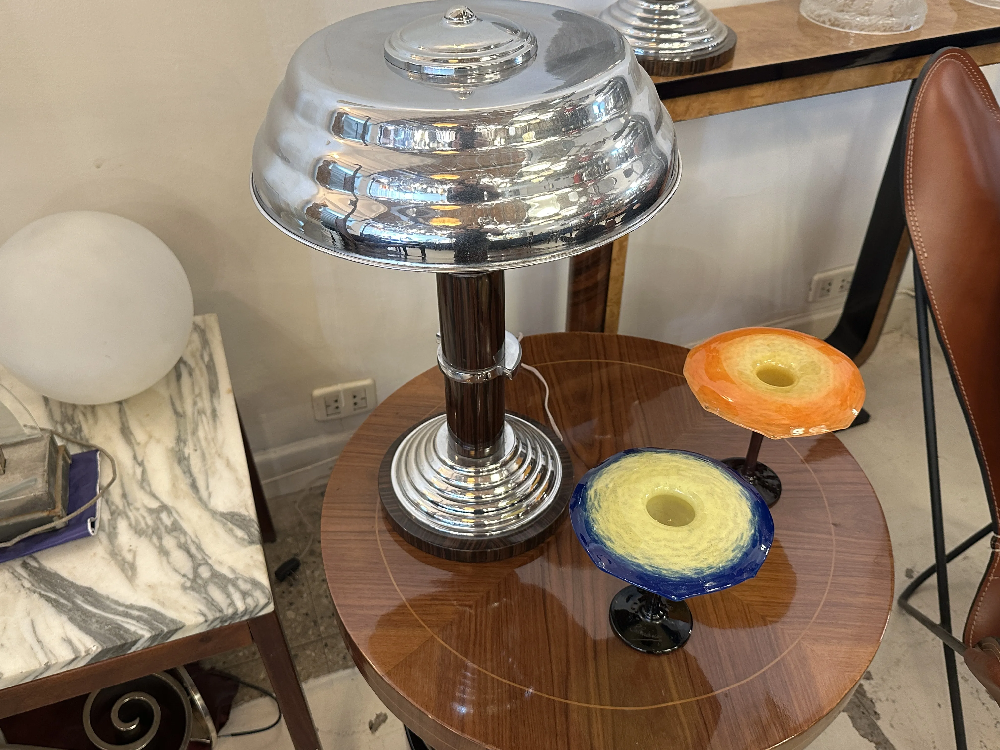 古いテーブルランプに色とりどりのガラスボウルが二つ。