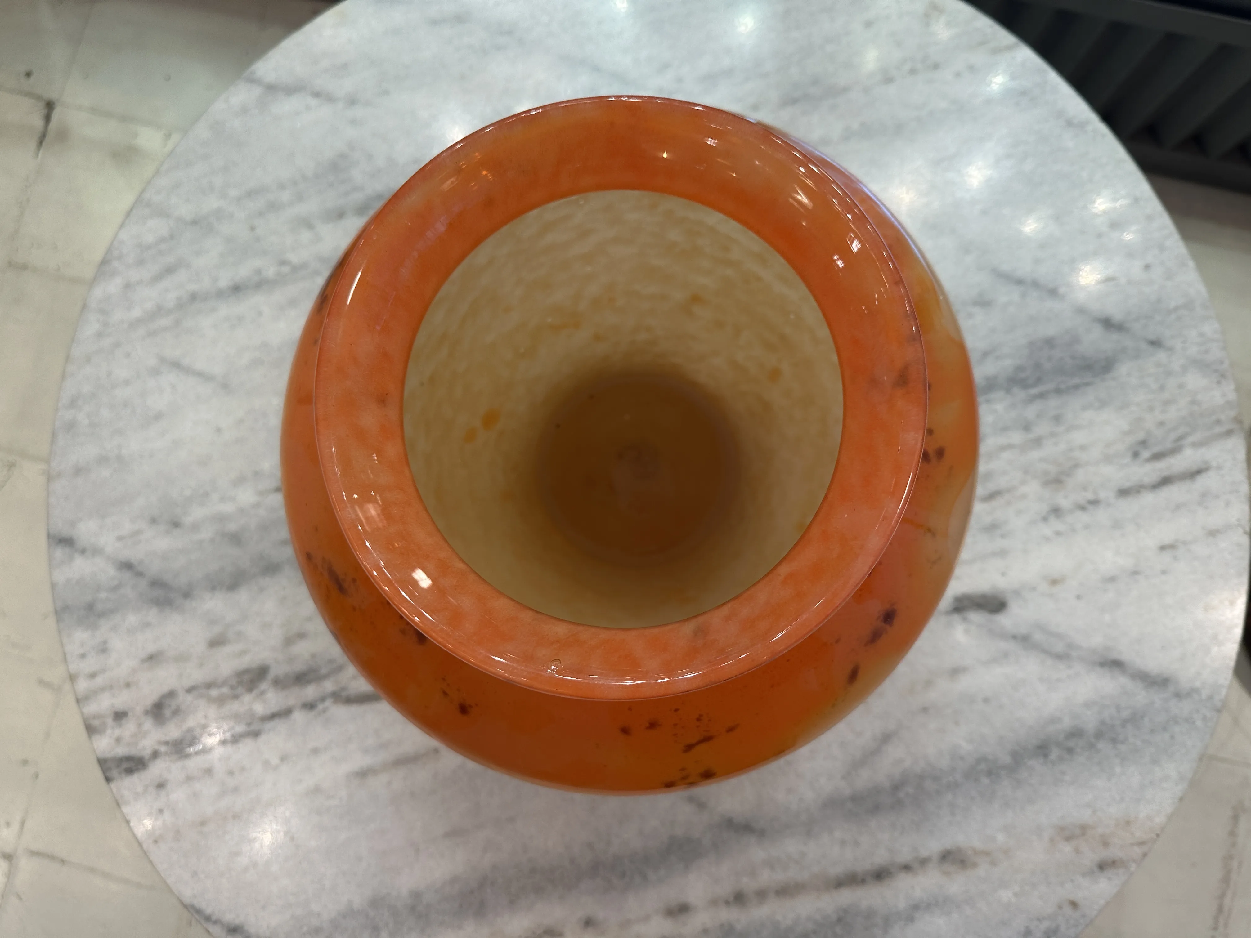 प्राचीन ऑरेंज टोन में साइन किए गए ग्लास श्नाइडर का ऊपरी दृश्य, संगमरमर की मेज पर