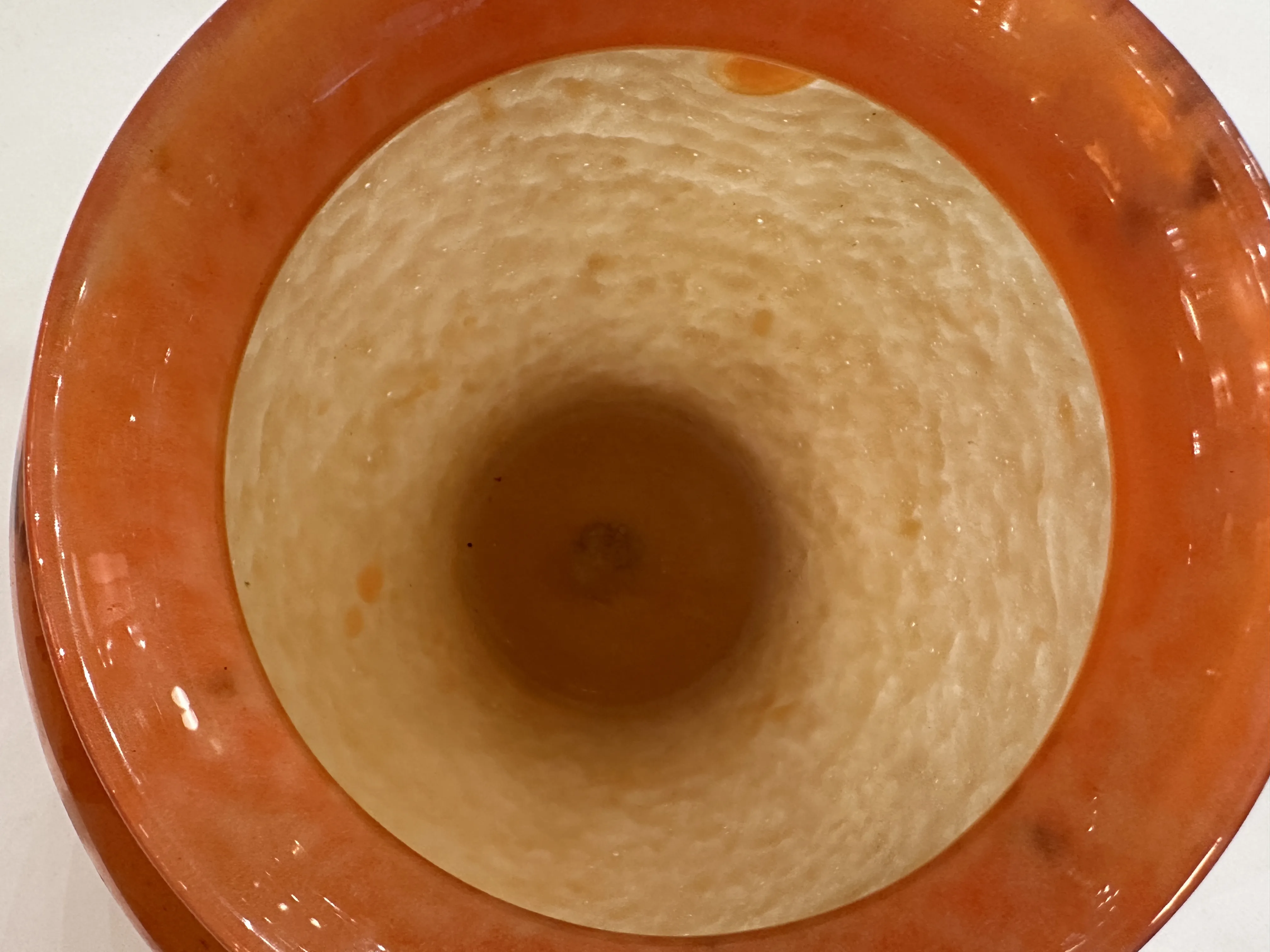 منظر داخلي لزجاج قديم مزخرف موقّع من Schneider بألوان دافئة.