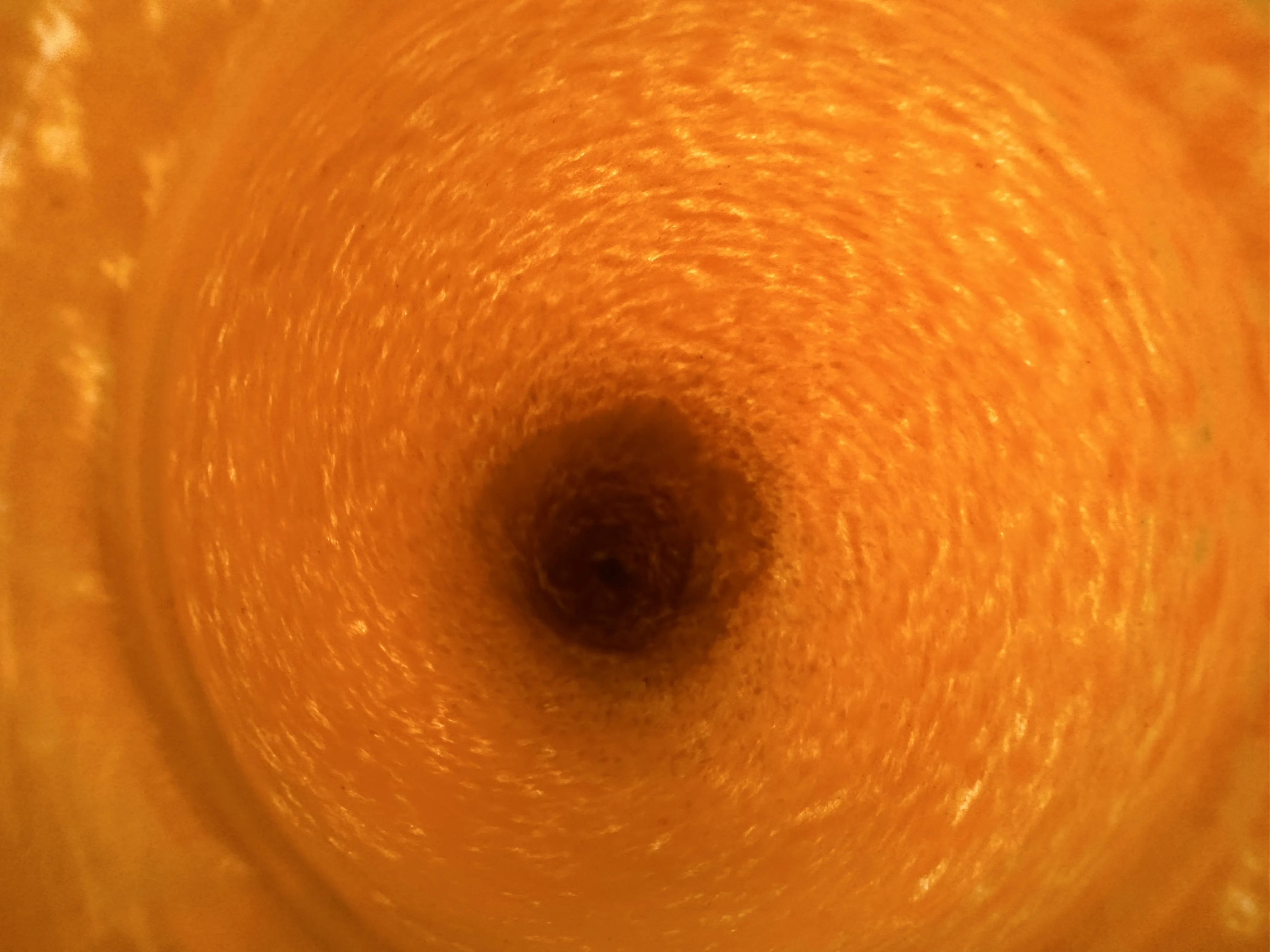 प्राचीन ग्लास पर हस्ताक्षरित (Schneider) के अंदर का दृश्य, नारंगी रंग और गहरे केंद्र के साथ, सजावटी।