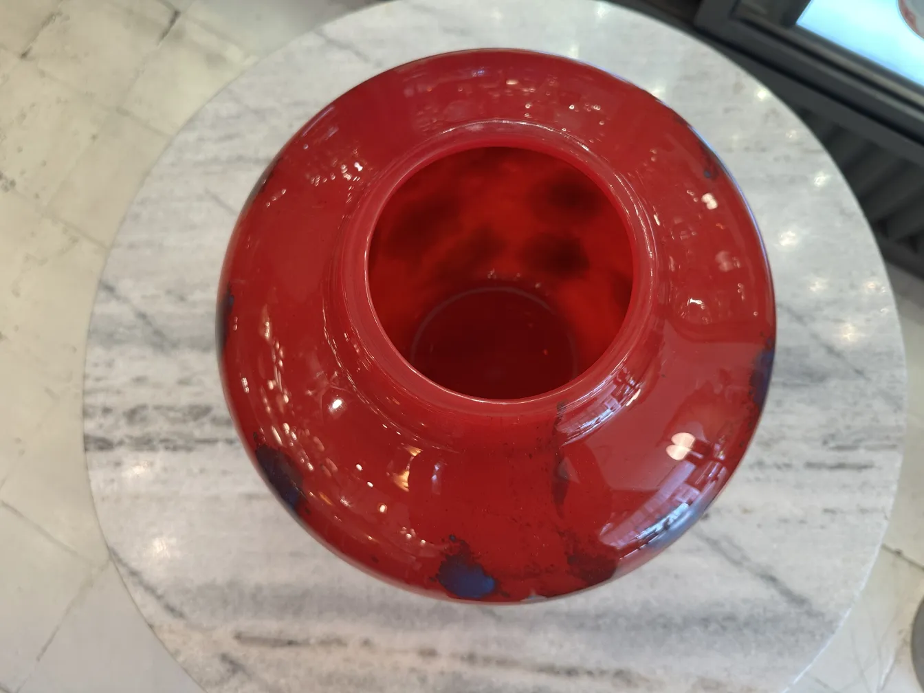 红色玻璃花瓶，带施耐德签名装饰