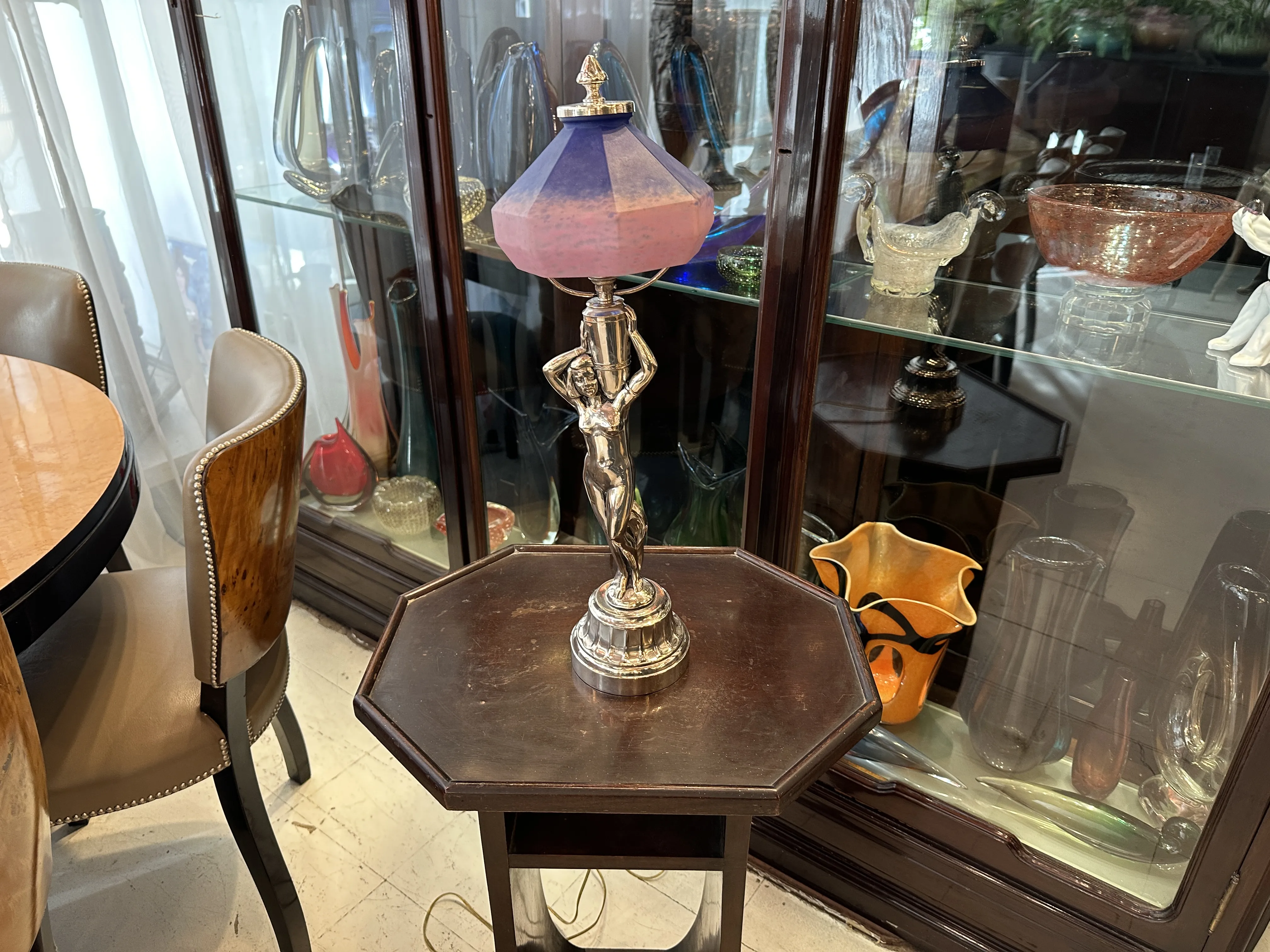 ancienne lampe de bureau avec socle décoratif et lumière douce