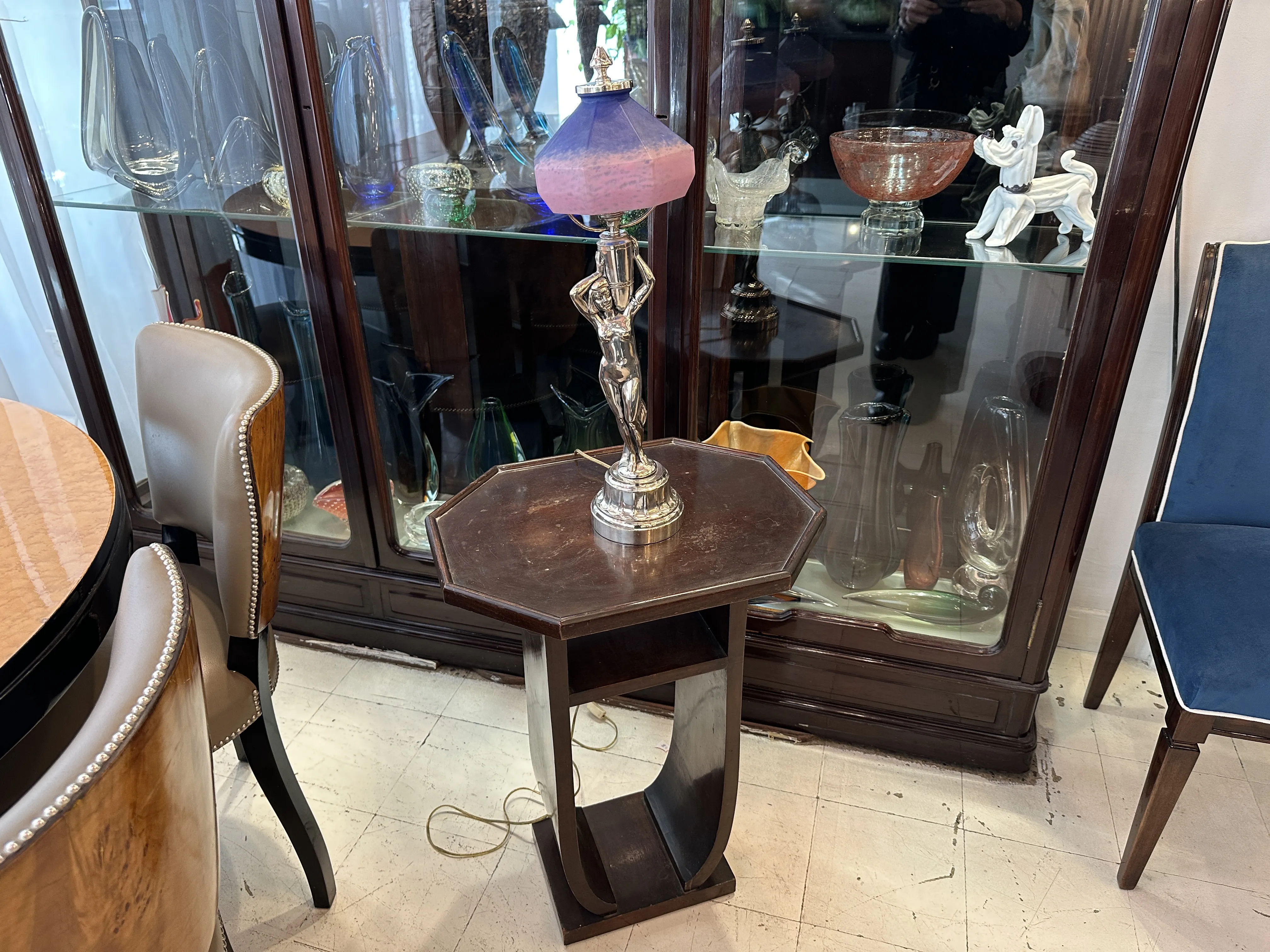 luminária de mesa antiga com base decorativa e abajur colorido