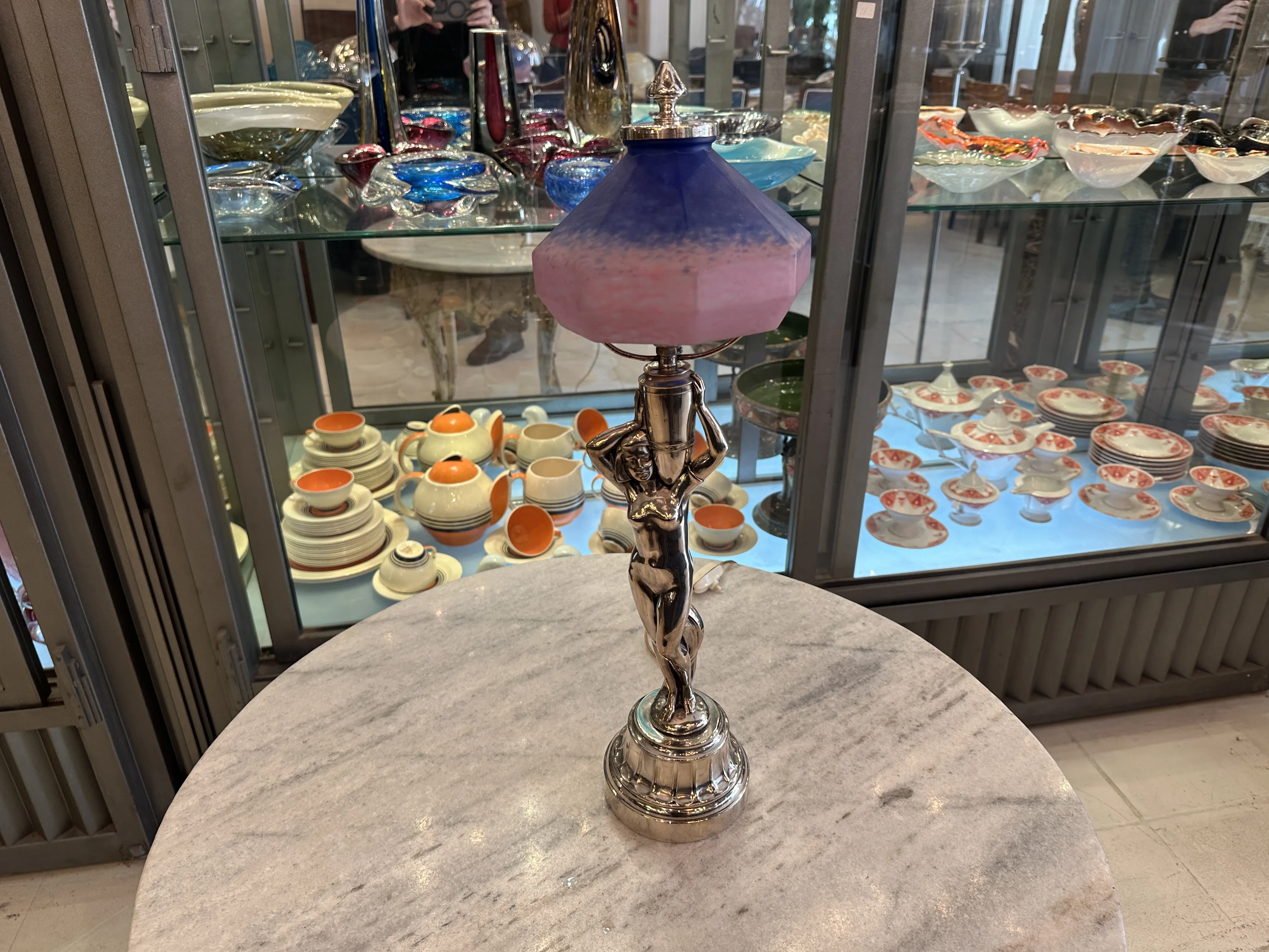 Lampe de bureau ancienne avec base sculpturale et abat-jour en verre