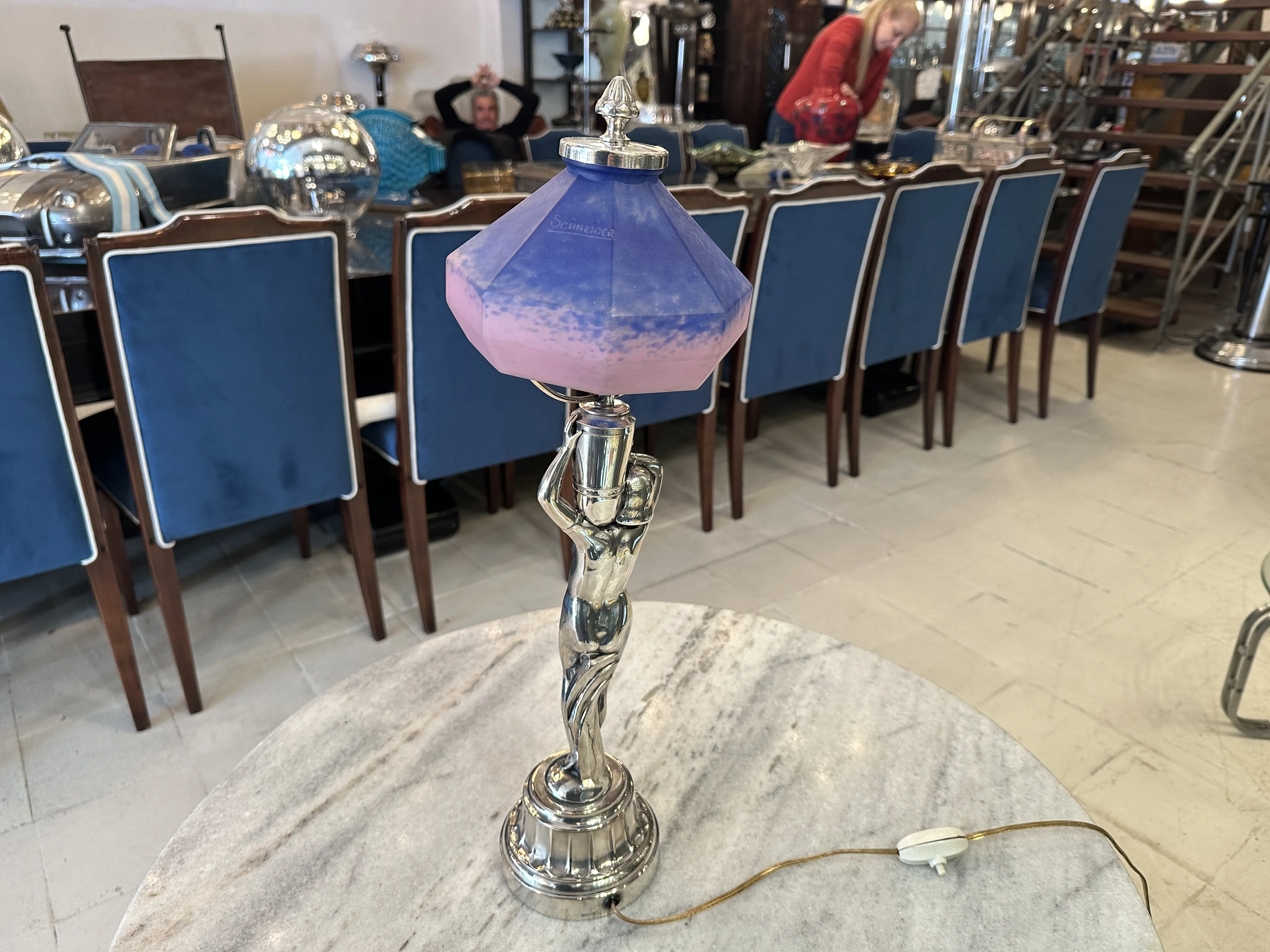lampe de bureau ancienne dans un magasin, base brillante et abat-jour coloré
