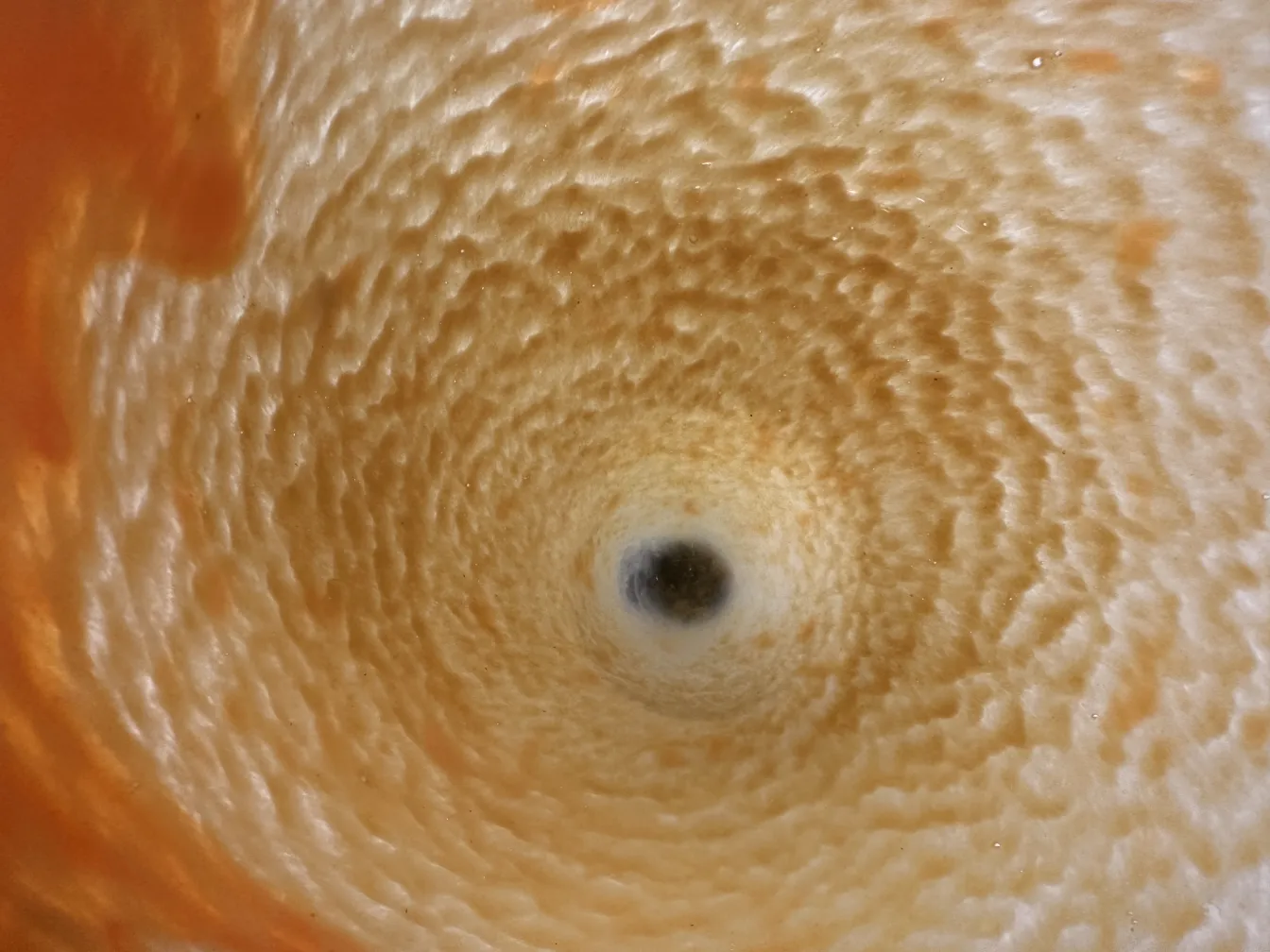 Verre signé par Schneider aux teintes orangées, objet décoratif ancien.