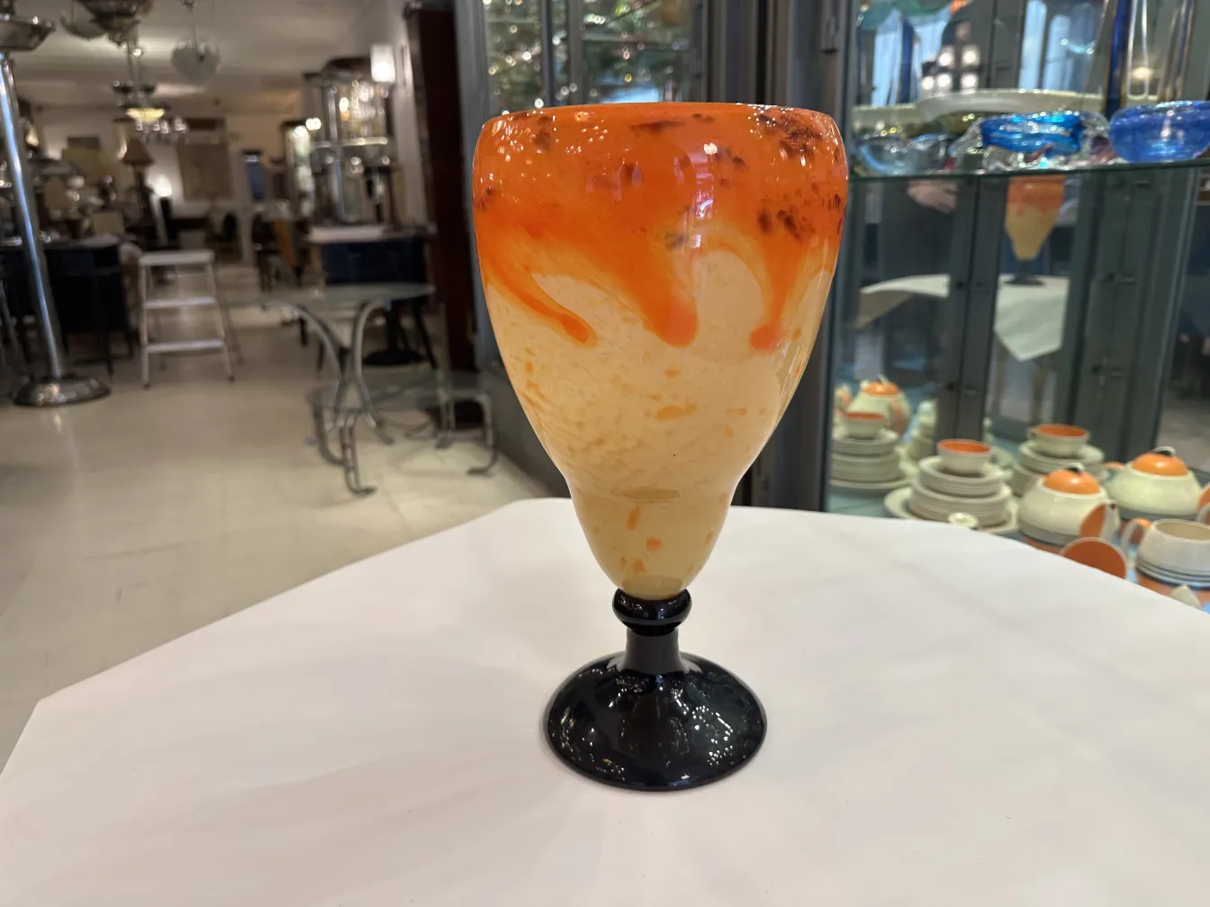 オレンジ色のトーンのシュナイダーのサイン入りグラス、古い装飾品。