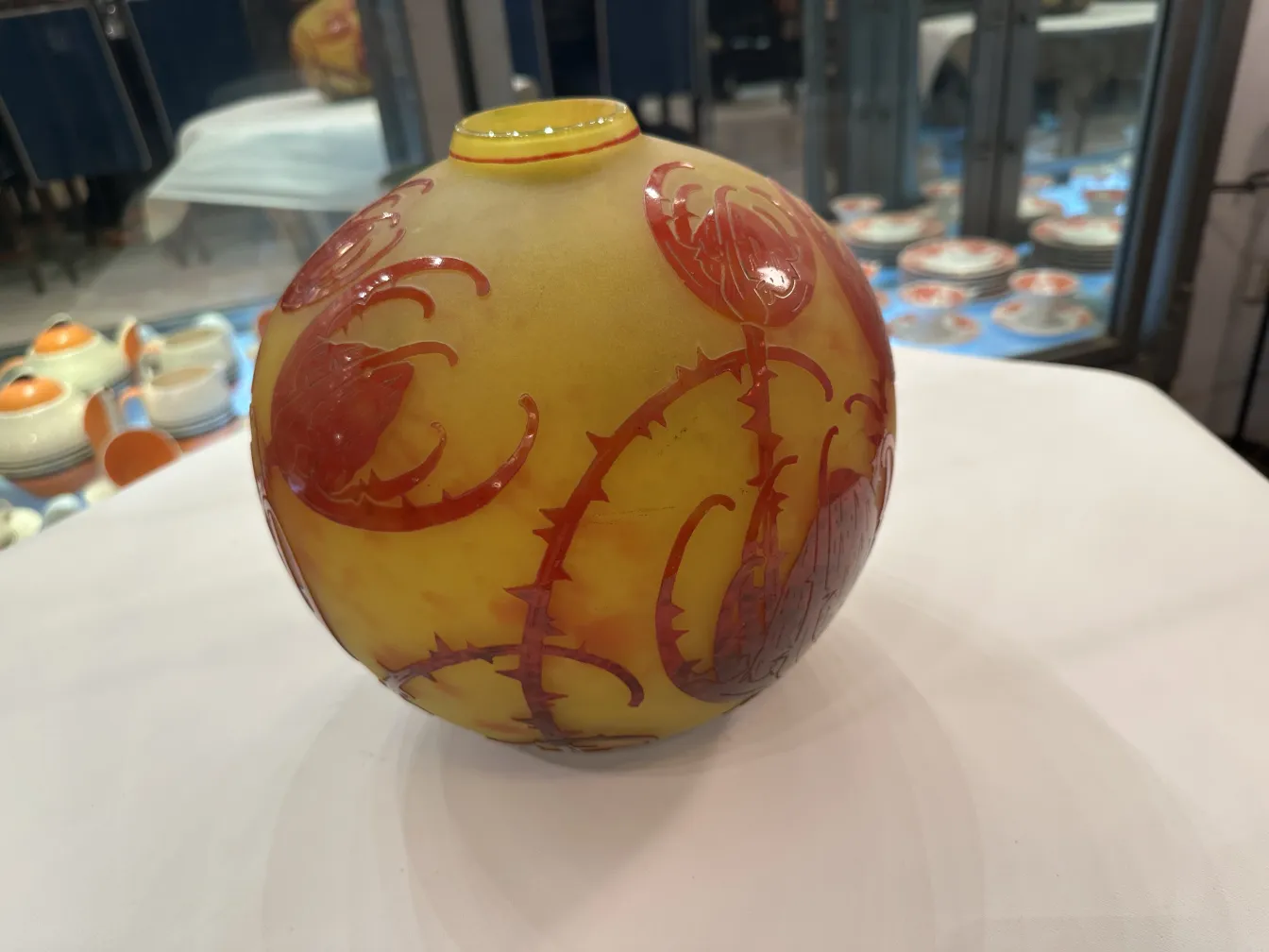 Антикварное подписанное стекло Le Verre с красным цветочным узором