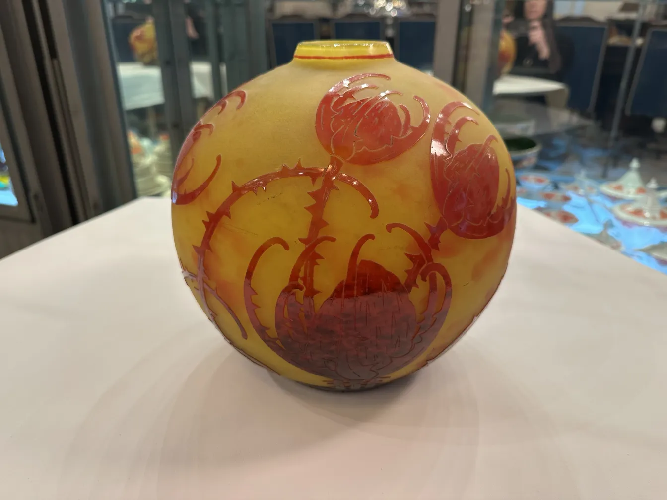 古代花のデザインのサイン入りグラス（Le Verre）