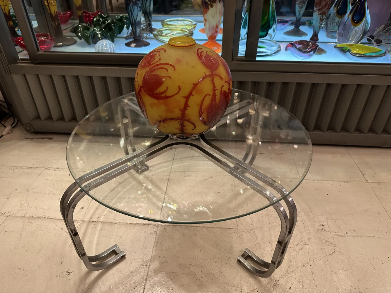 古代花のデザインのサイン入りグラス（Le Verre）