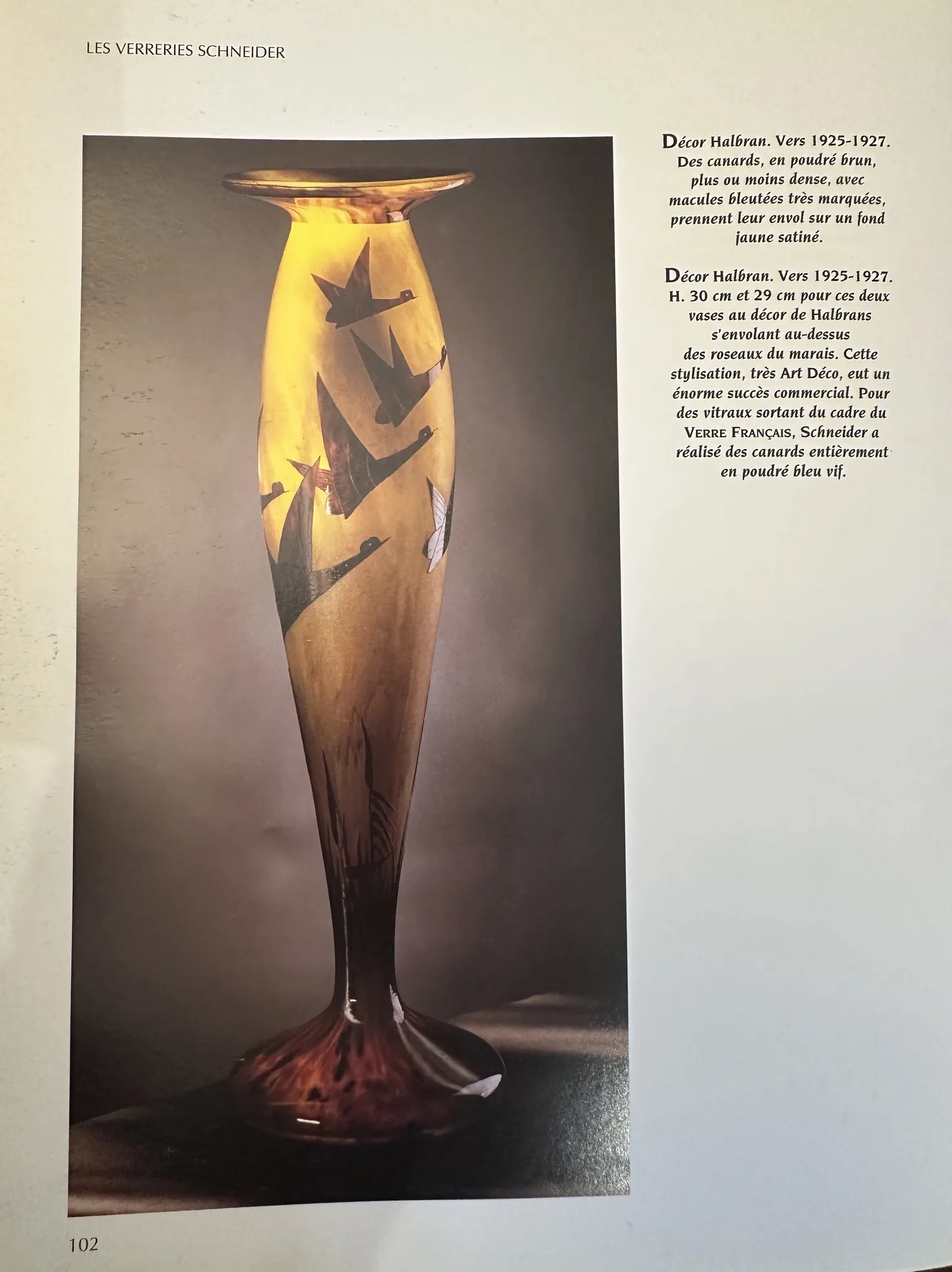 vase antigo de vidro com design de aves em fundo amarelo