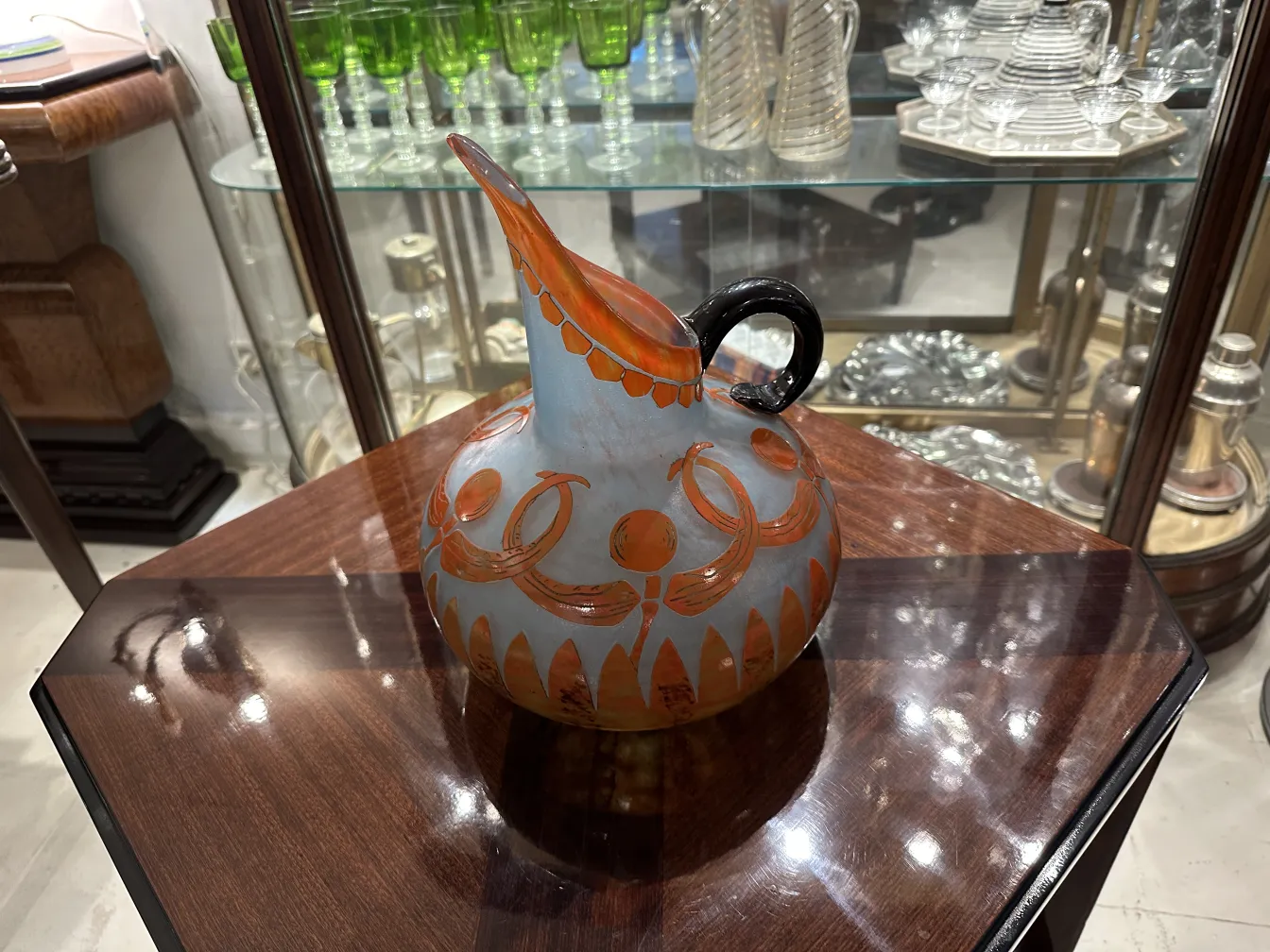 ग्लास की जार पर हस्ताक्षरित (Le Verre) रंगीन सजावट के साथ