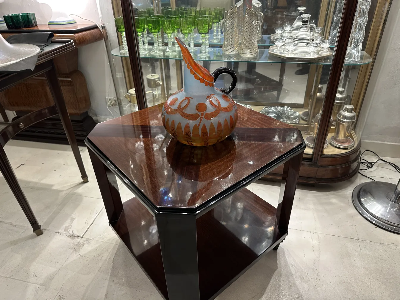Jarro de vidro antigo assinado Le Verre com decoração colorida