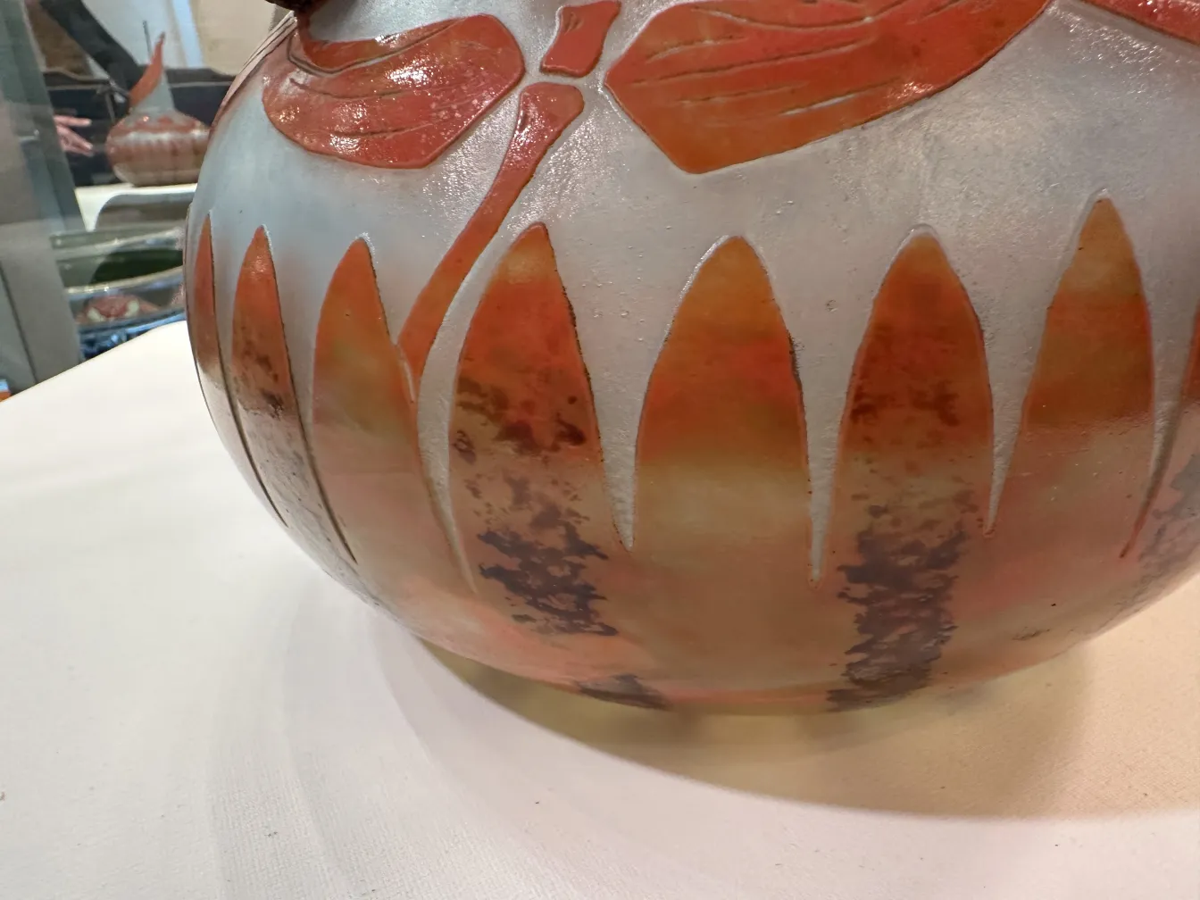 Античная ваза из стекла с подписью Le Verre и цветным дизайном