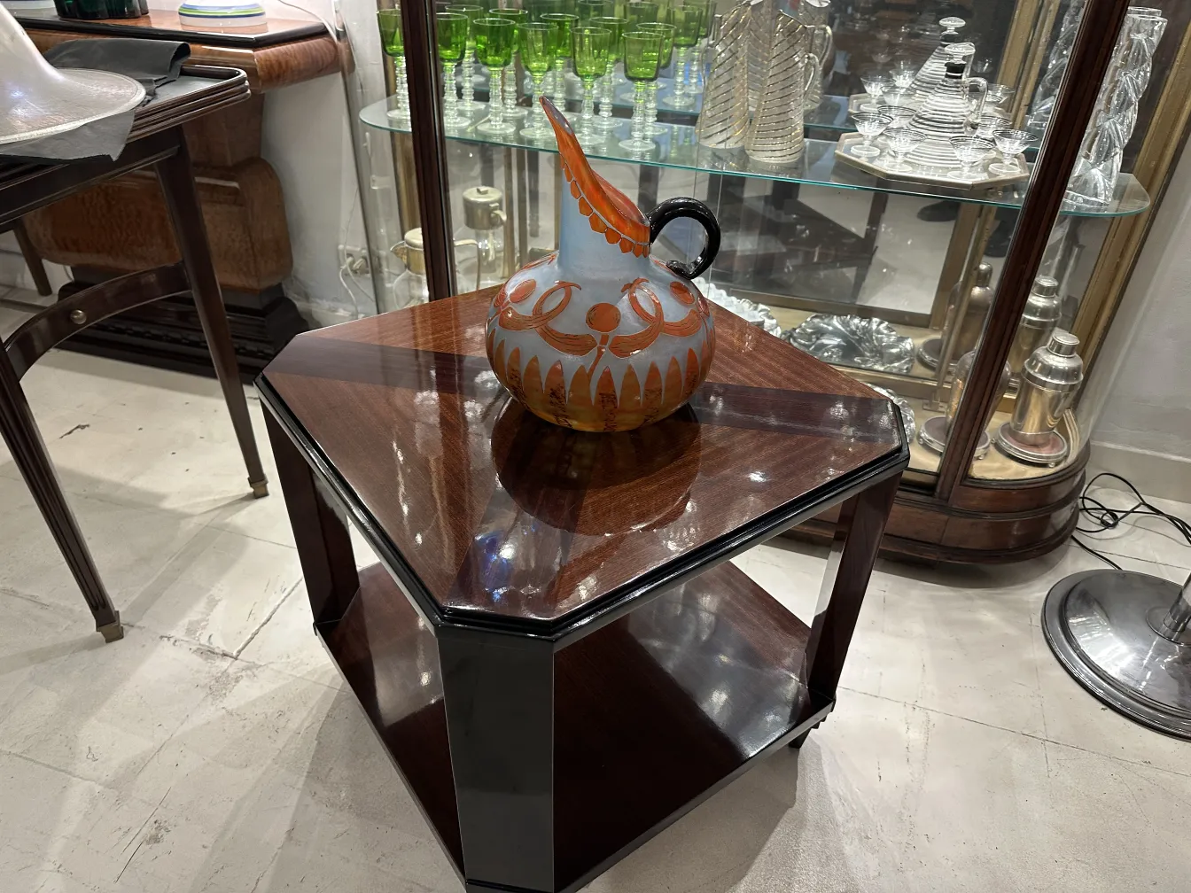 Античная ваза из стекла с подписью Le Verre и цветным дизайном