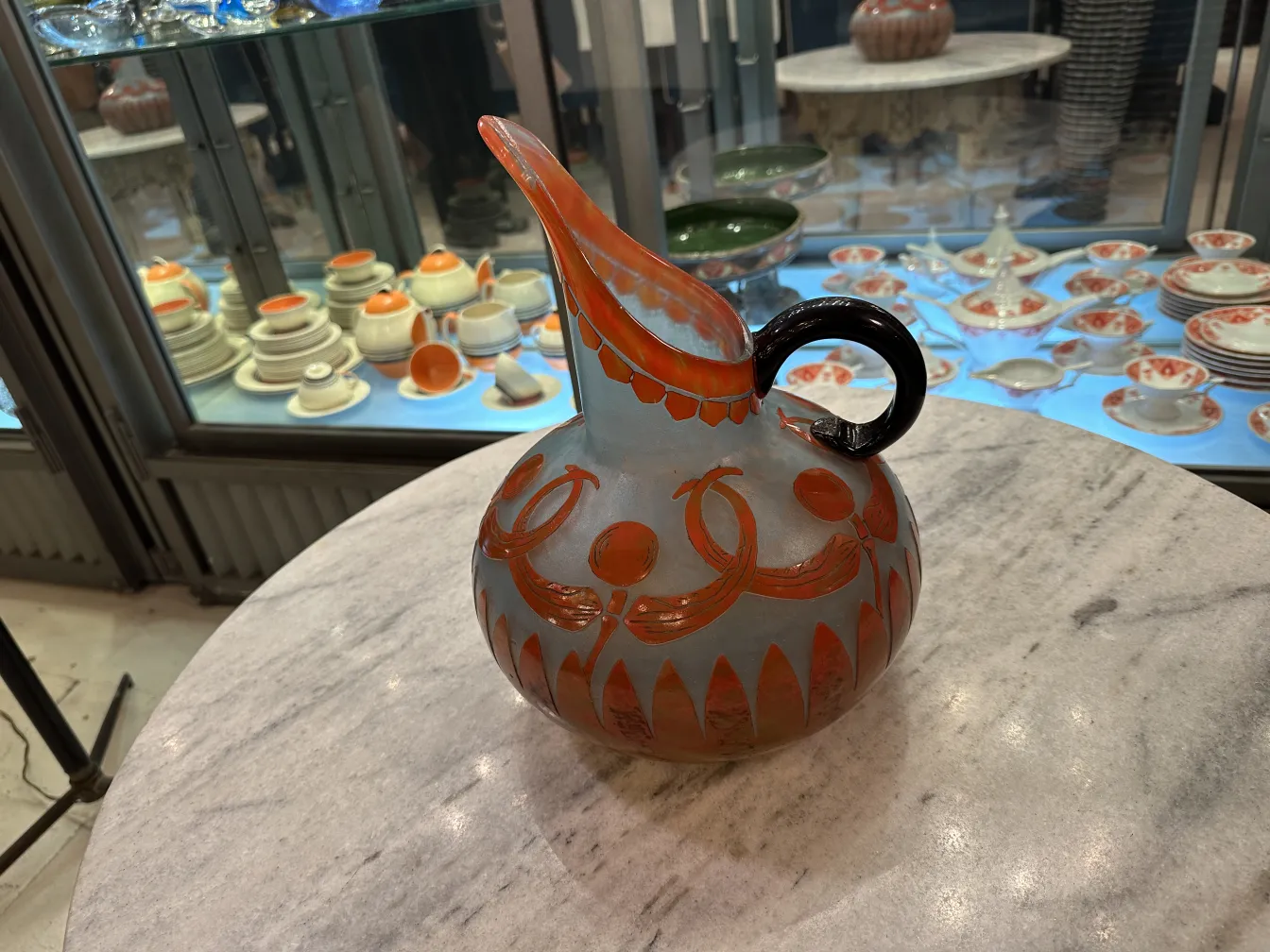 Jarro de vidro antigo assinado Le Verre com decoração colorida