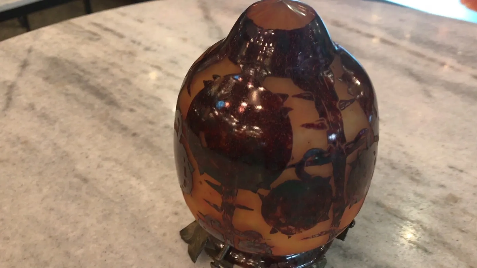 زجاج موقّع قديم le-verre مع تفاصيل فنية.