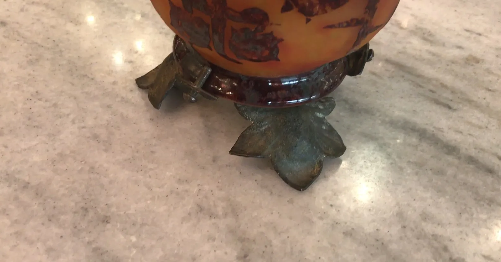 Подписанное стекло Le Verre с декоративной основанием в виде листьев, французская антиквариат.