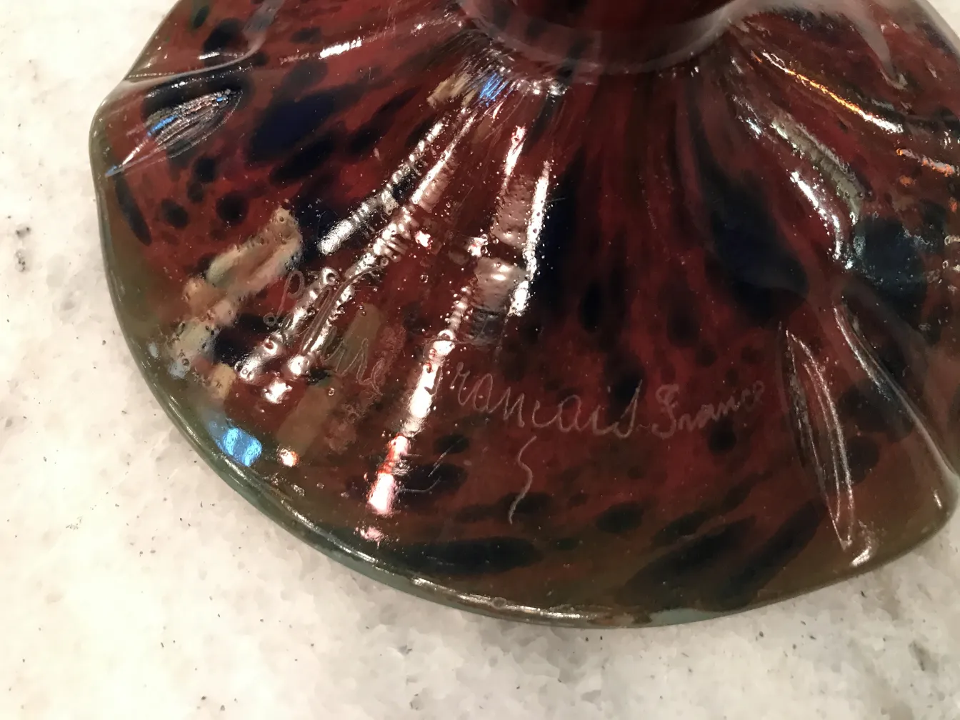 Vidro assinado Le Verre com desenho em tons de marrom e preto, peça antiga francesa.