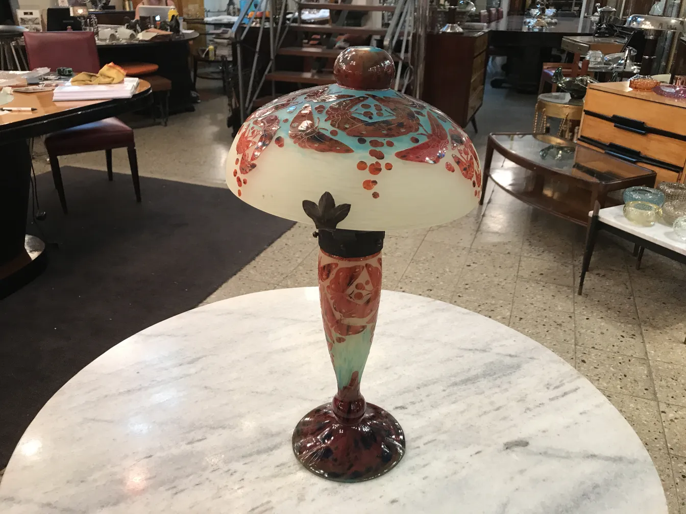 Lâmpada antiga de vidro assinado Le Verre, com desenhos em cores brilhantes.