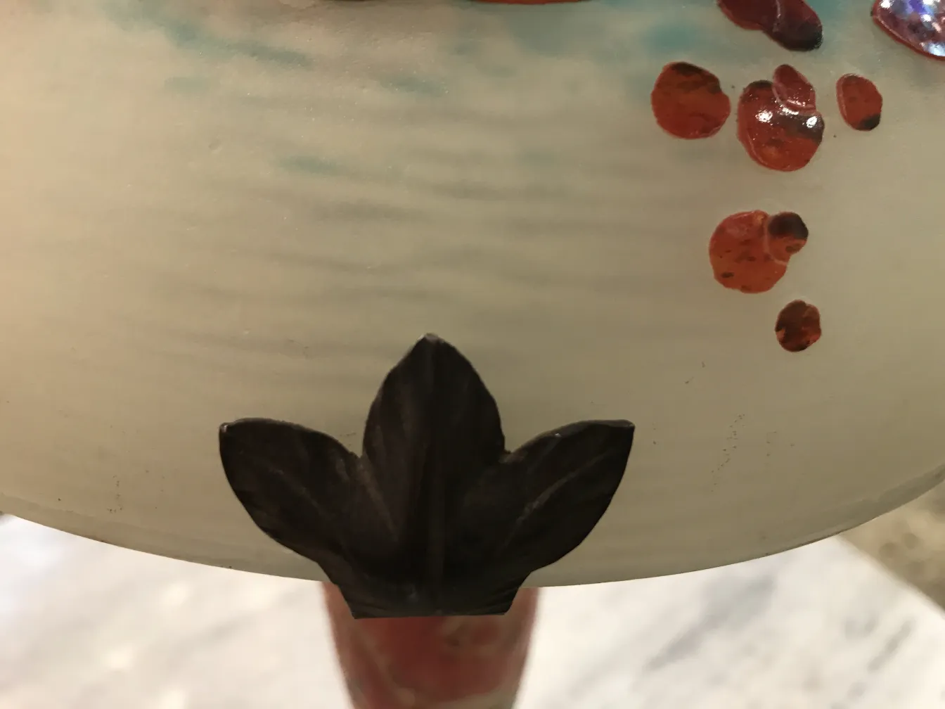 서명된 유리잔(Le Verre)은 프랑스 예술적 세부 사항과 장식적인 기초를 가지고 있습니다.