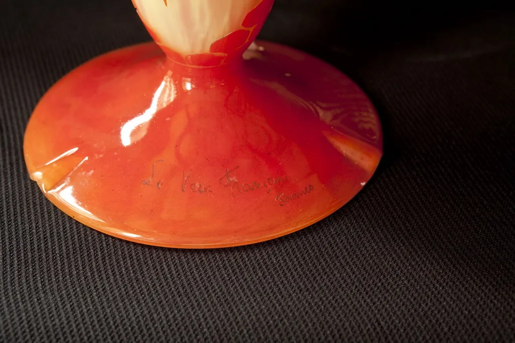 고전 서명된 유리잔(Le Verre), 생생한 디자인.