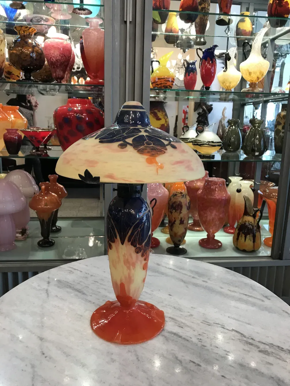مصباح زجاجي موقّع le verre بألوان نابضة، محاط بتحف