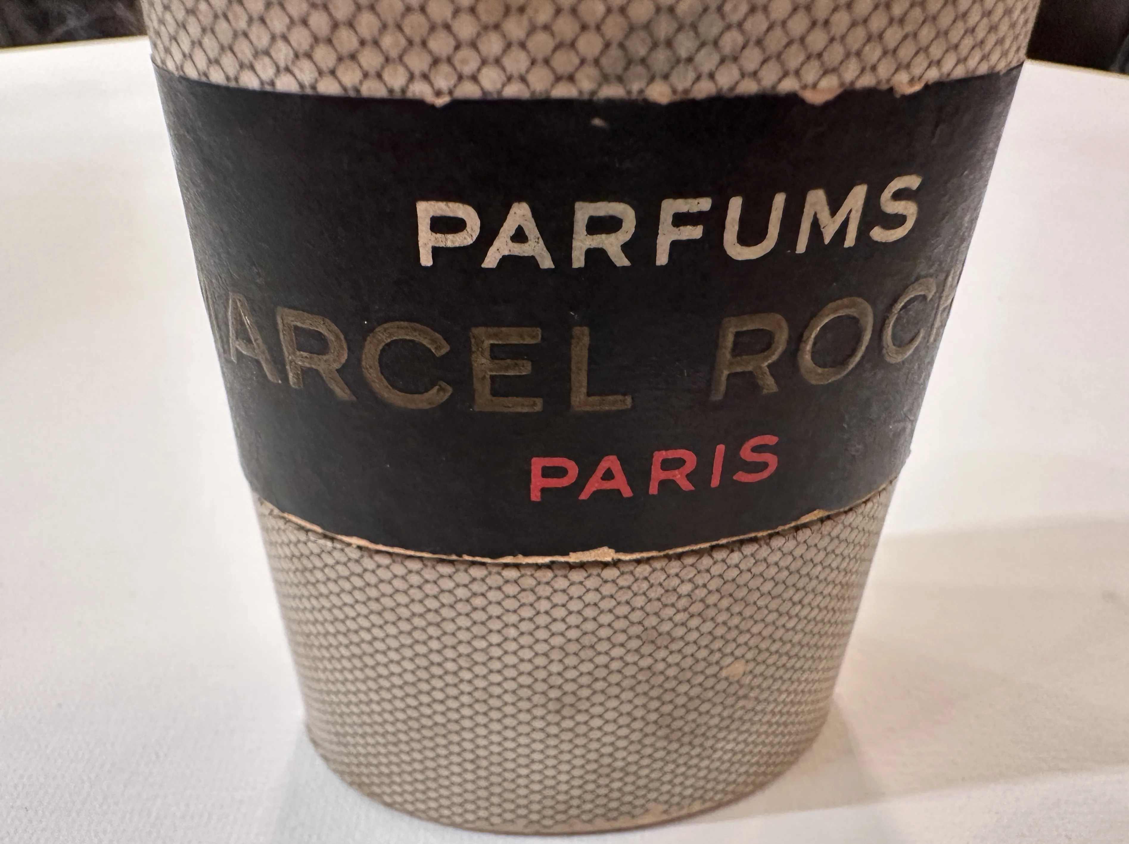 पेरिस लेबल और काले विवरण के साथ प्राचीन इत्र की शीशी।