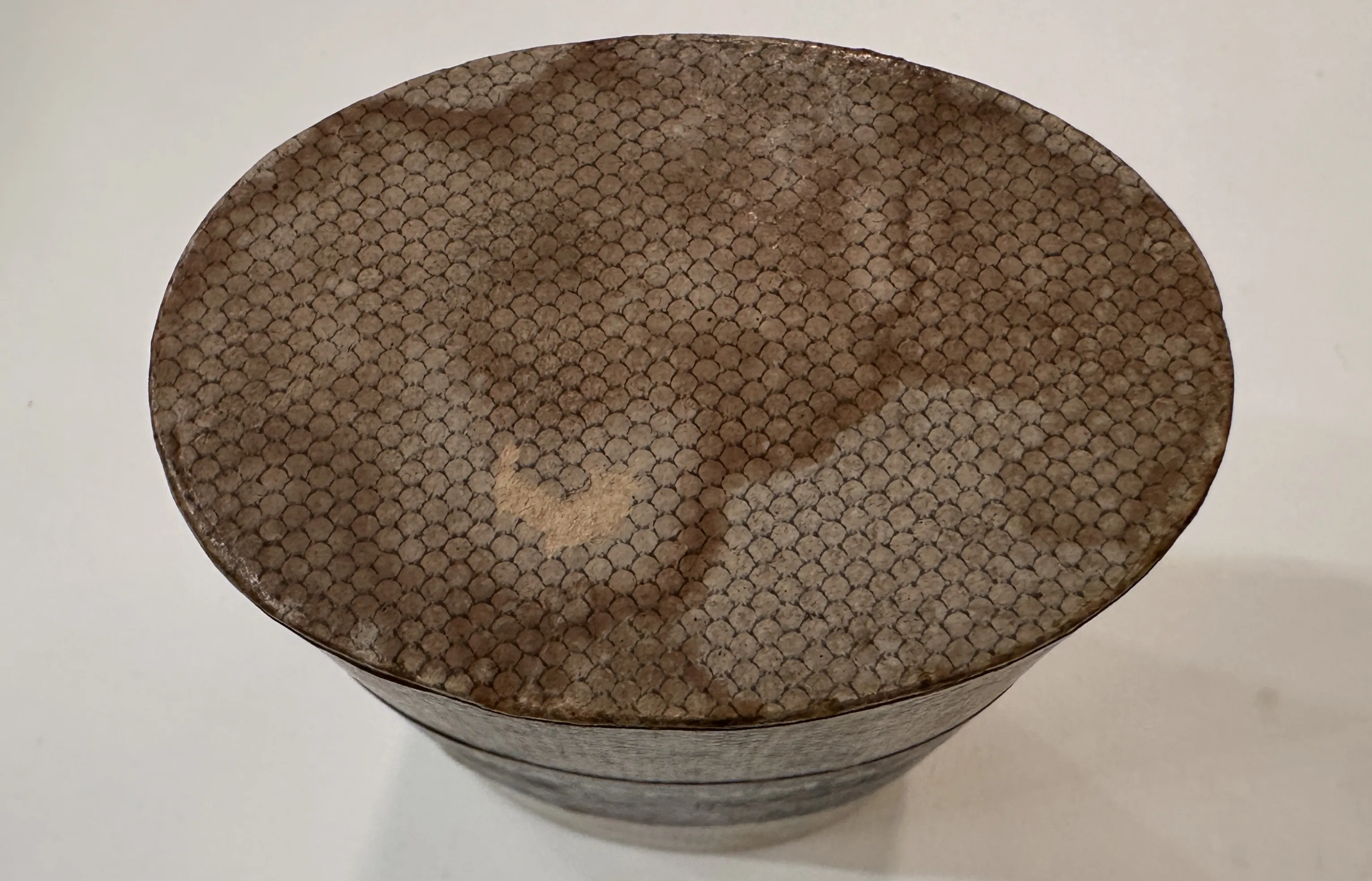 Antike Parfümflasche mit dekorativem Deckel