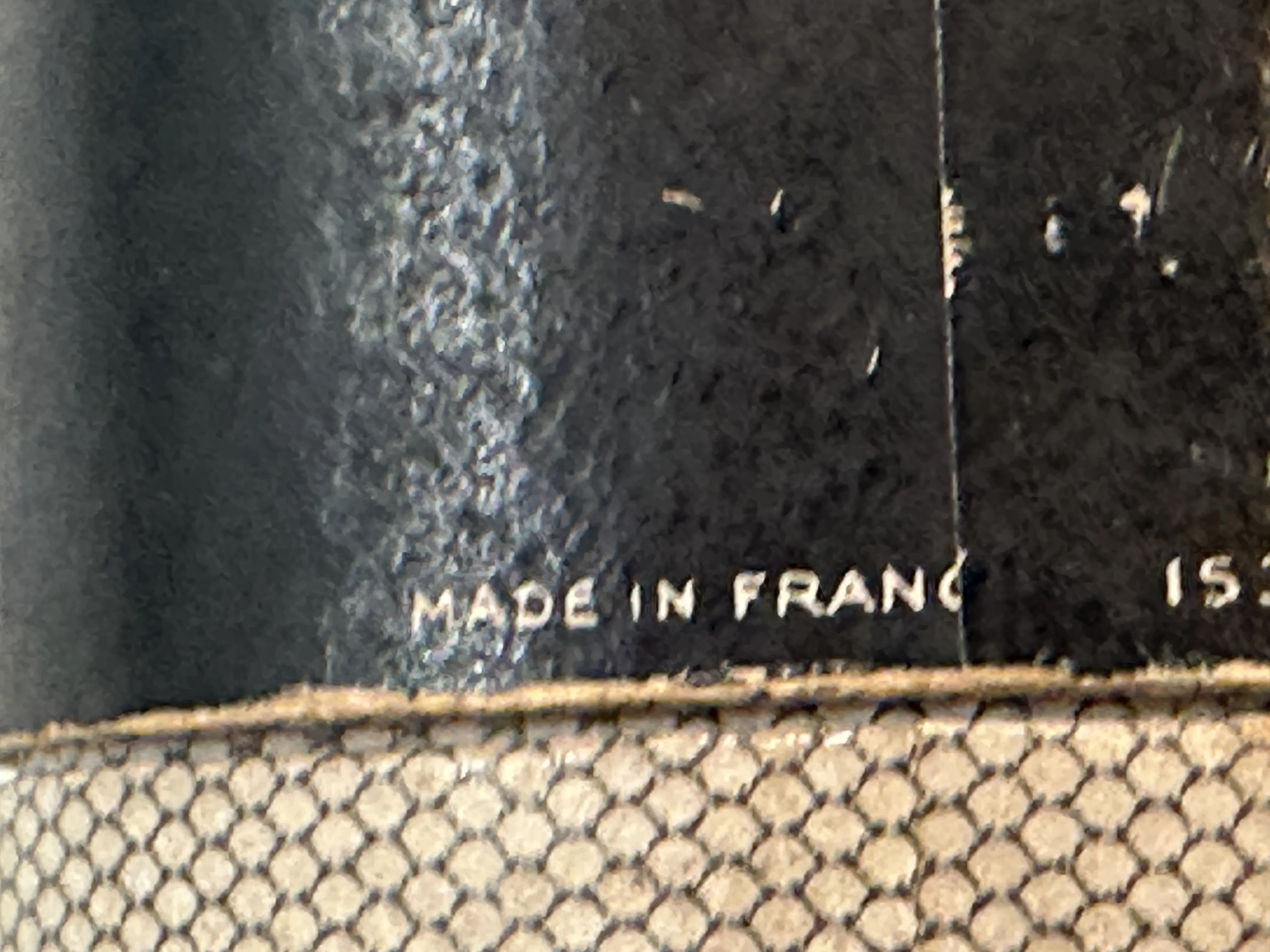 Frasco de perfume antigo com detalhes elaborados.