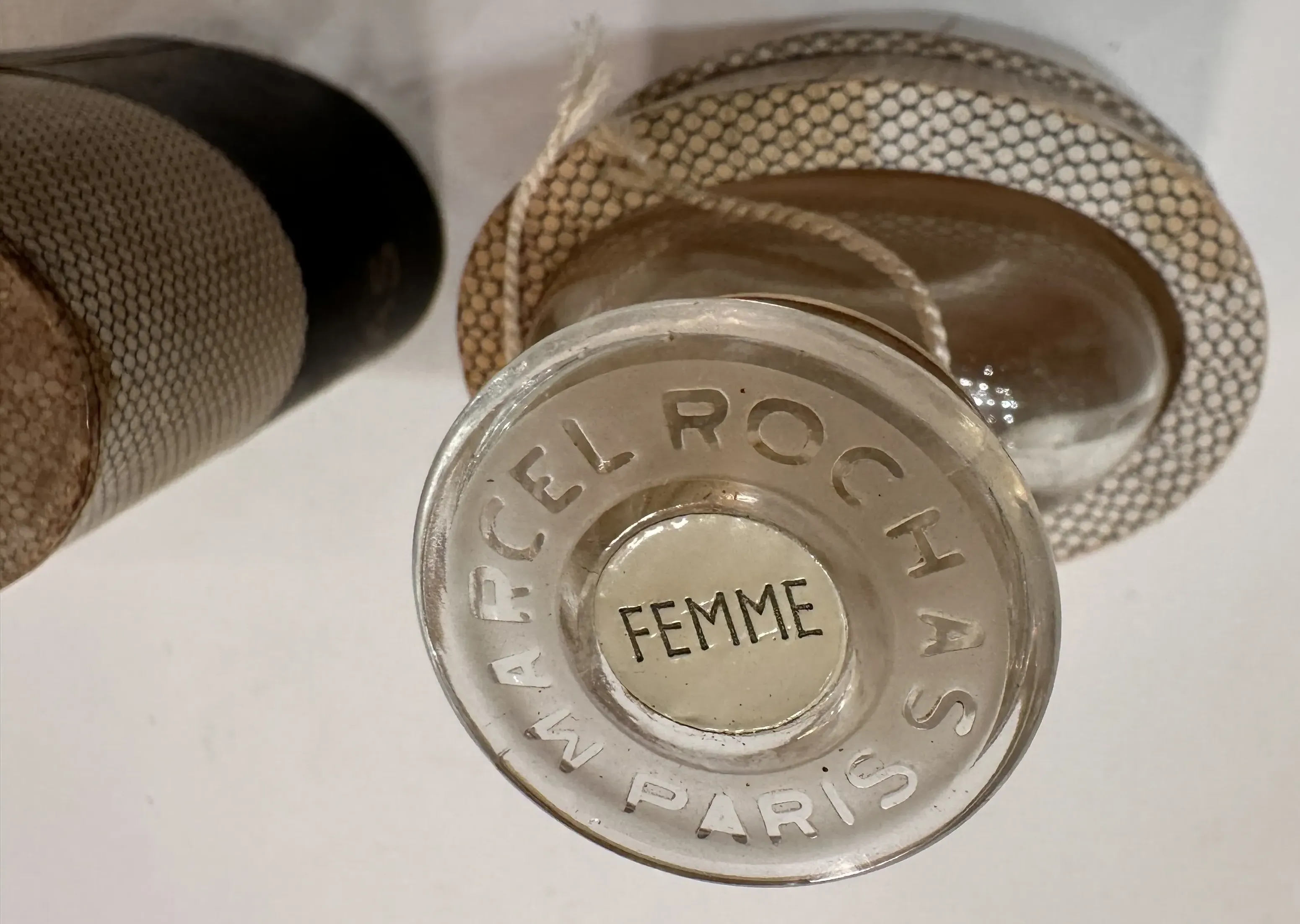 Un flacon de parfum ancien avec un design élégant, accompagné d'une boîte décorative
