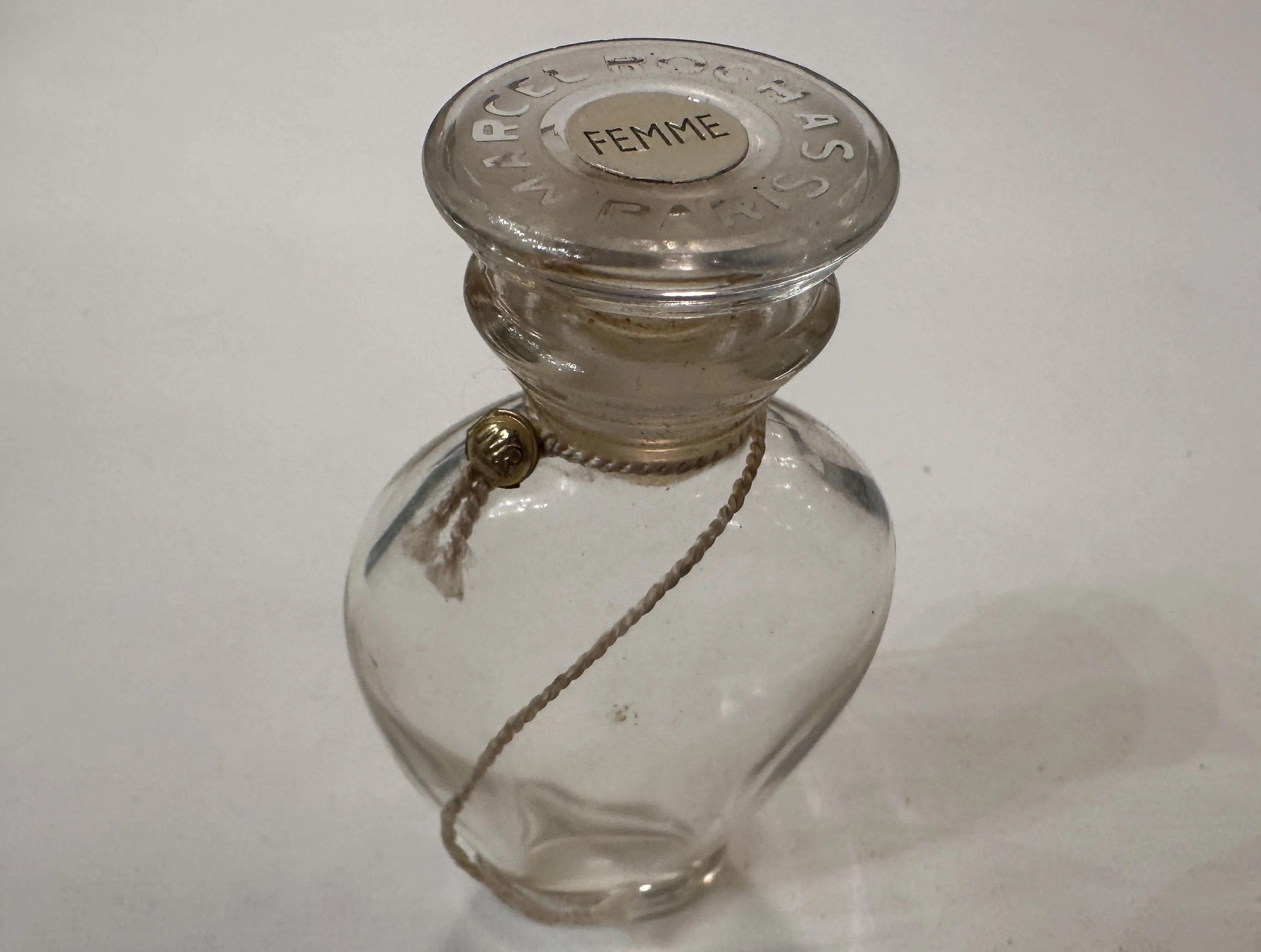 frasco antigo de perfume com tampa de vidro e corda decorativa