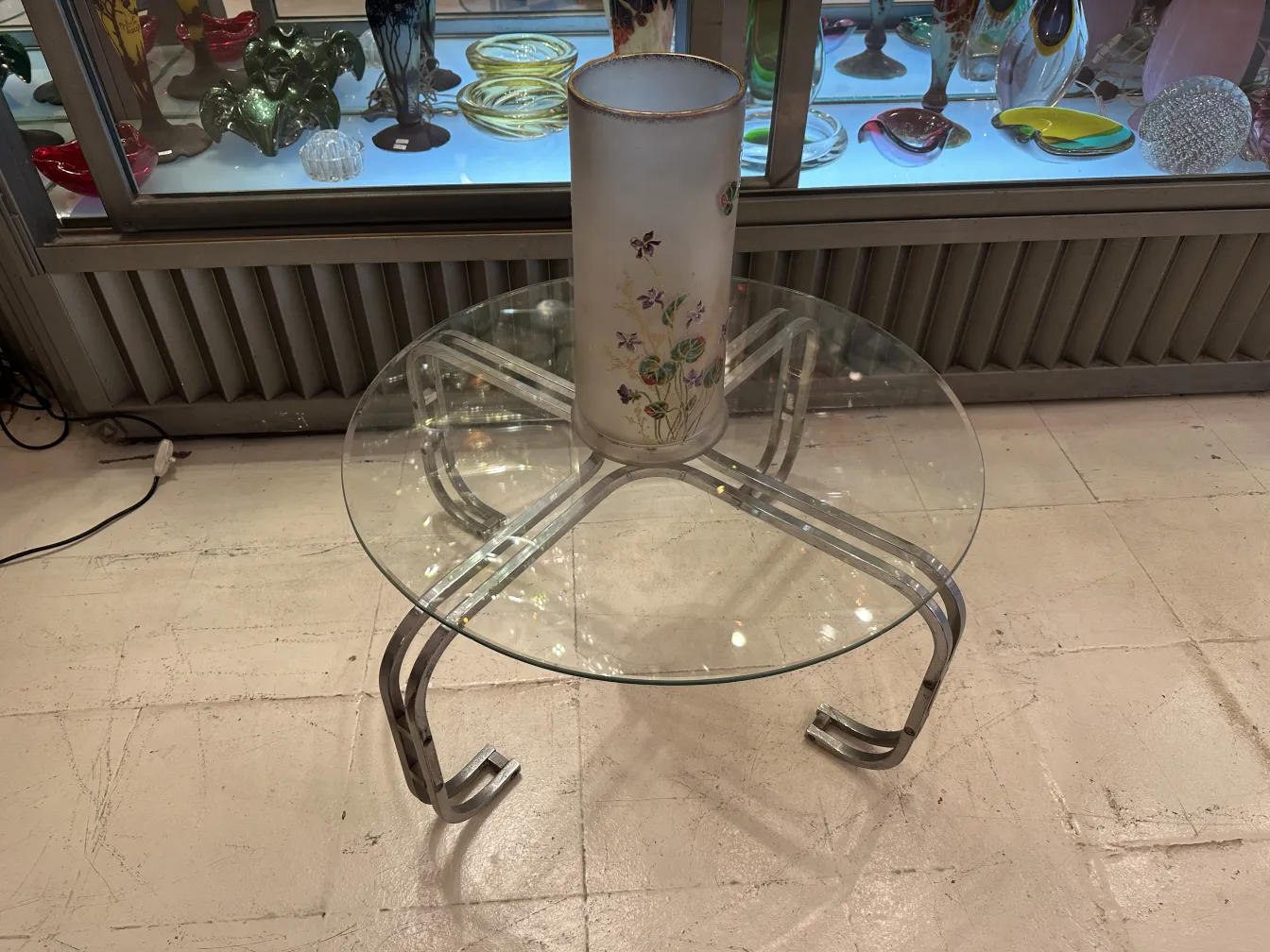 داخل زجاج موقّع قديم (داوم نانسي) مزين بالزهور