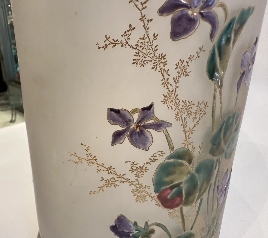 古老的达姆南希签名玻璃的内部，装饰着花卉