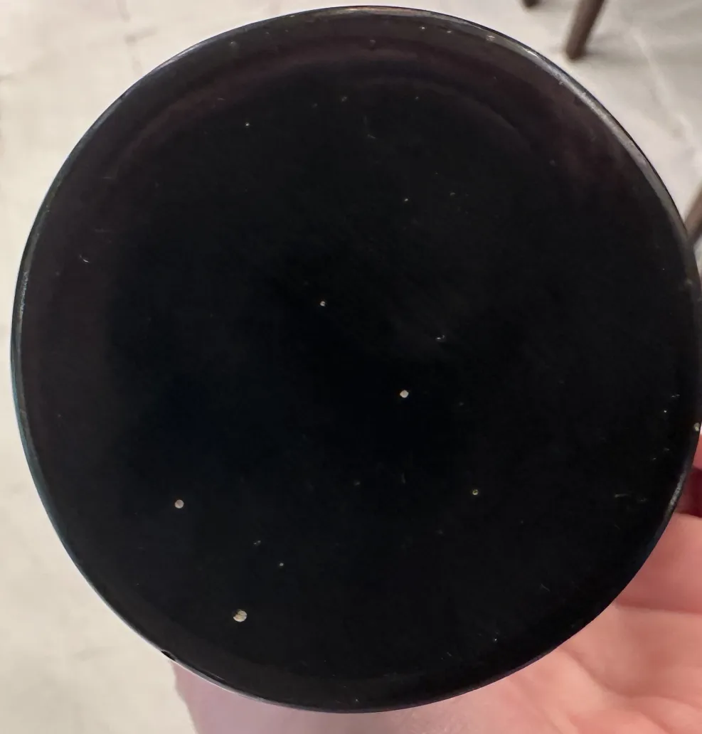 Verre signé Daum Nancy avec des motifs circulaires rouges.