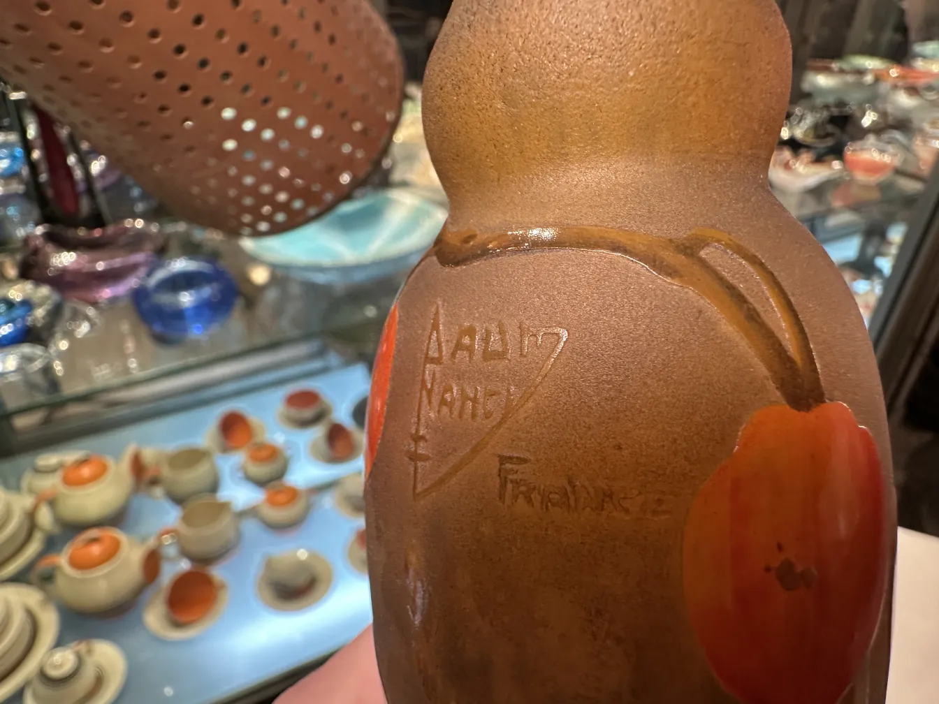 带红色圆形图案的Daum Nancy签名玻璃。
