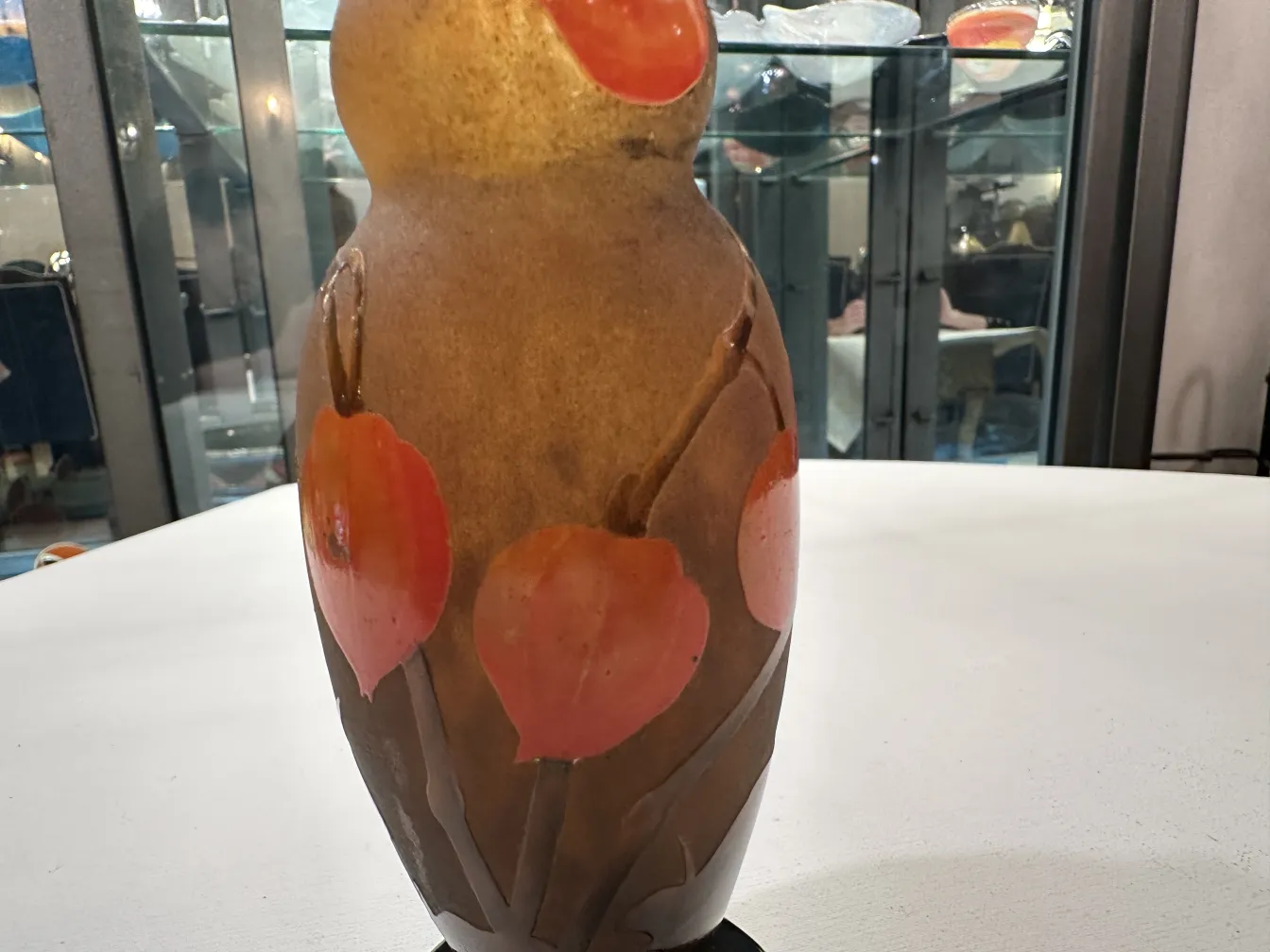 Vetro firmato Daum Nancy con motivi rossi circolari.