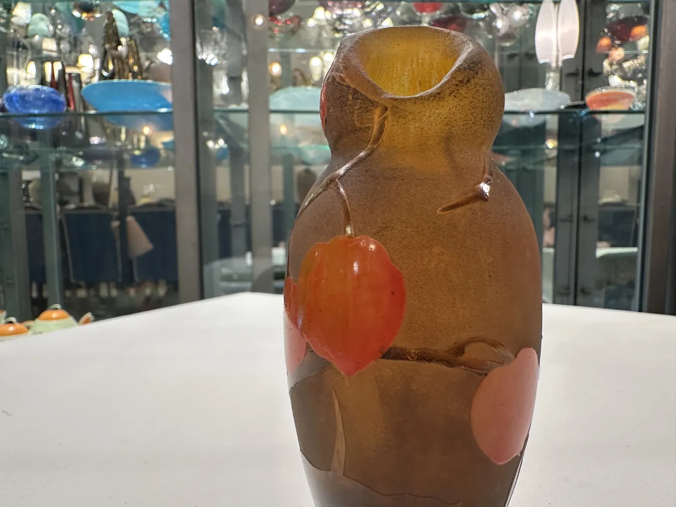 Verre signé Daum Nancy avec des motifs circulaires rouges.