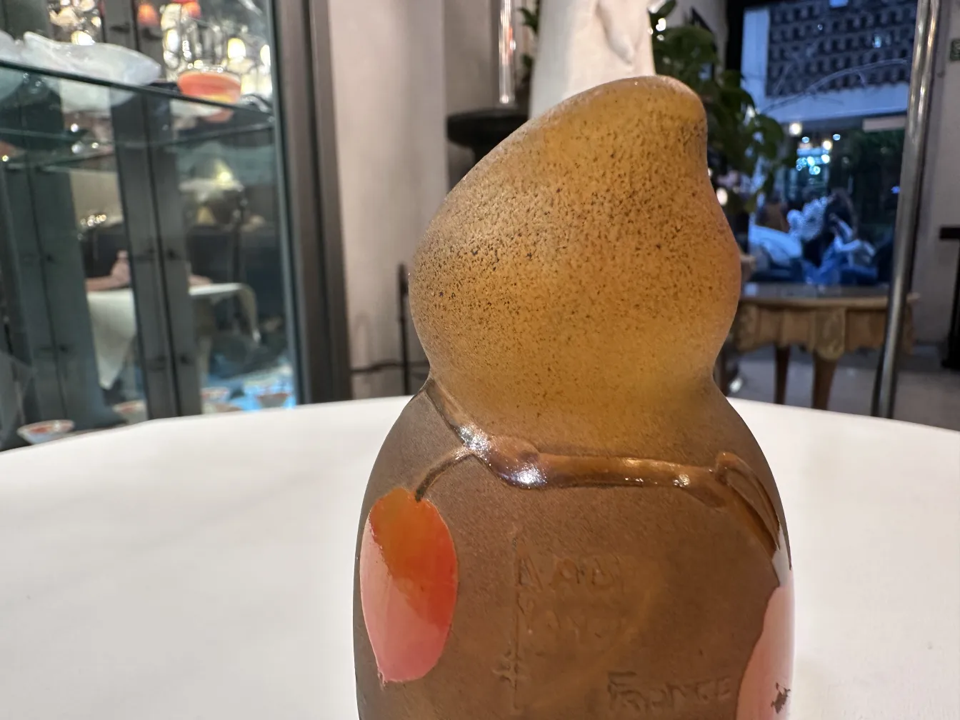 زجاج موقّع من داوم نانسي مع زخارف دائرية حمراء.