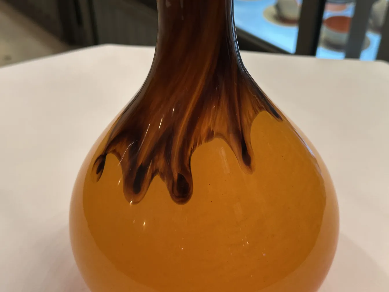 古老的签名玻璃Degué，上面有温暖色调的花纹