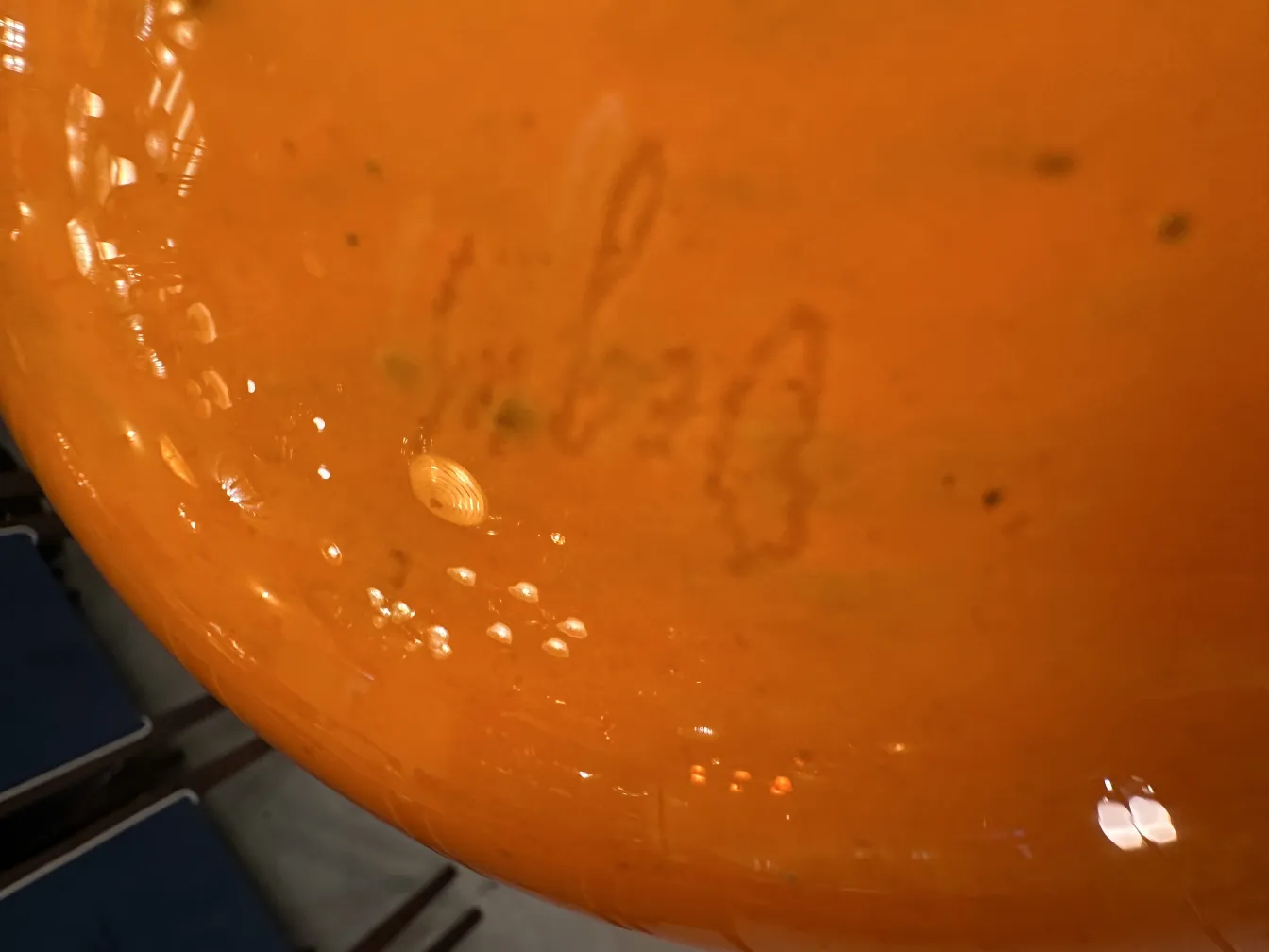 ancien verre signé dégé avec des motifs en tons chauds