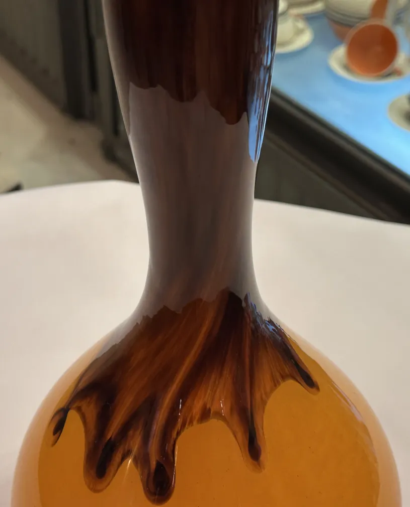 antiguo vidrio firmado Degué con diseño distintivo en tonos cálidos