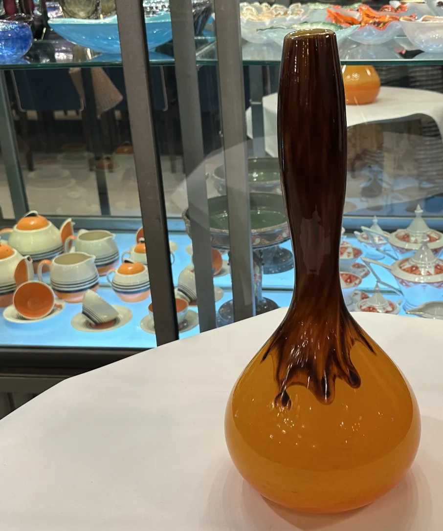 古老的签名玻璃Degué，上面有温暖色调的花纹