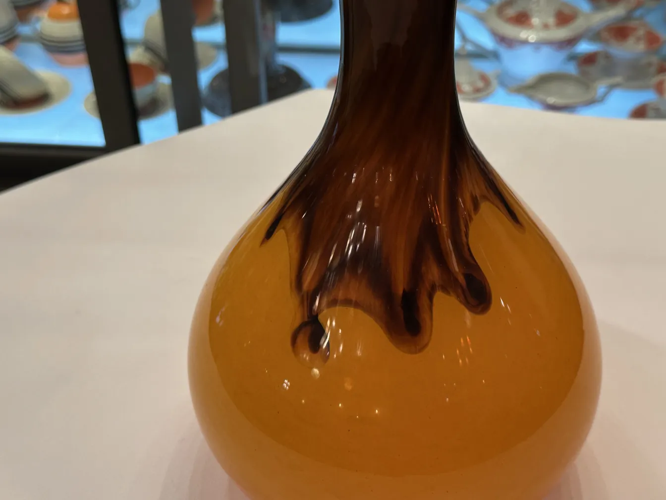 古老的签名玻璃Degué，上面有温暖色调的花纹