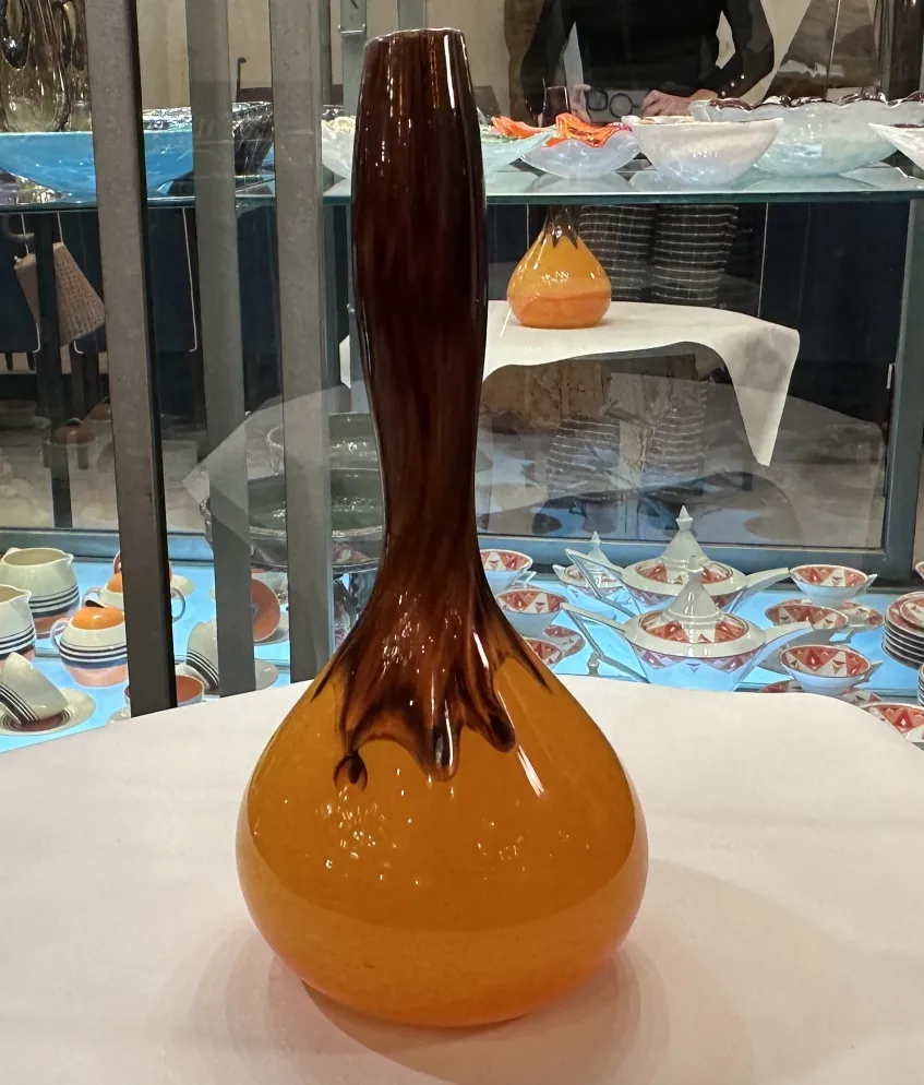 古老的签名玻璃Degué，上面有温暖色调的花纹