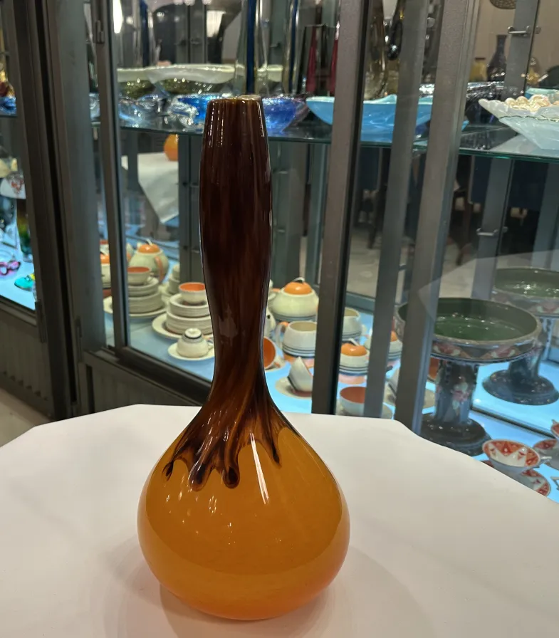 古老的签名玻璃Degué，上面有温暖色调的花纹