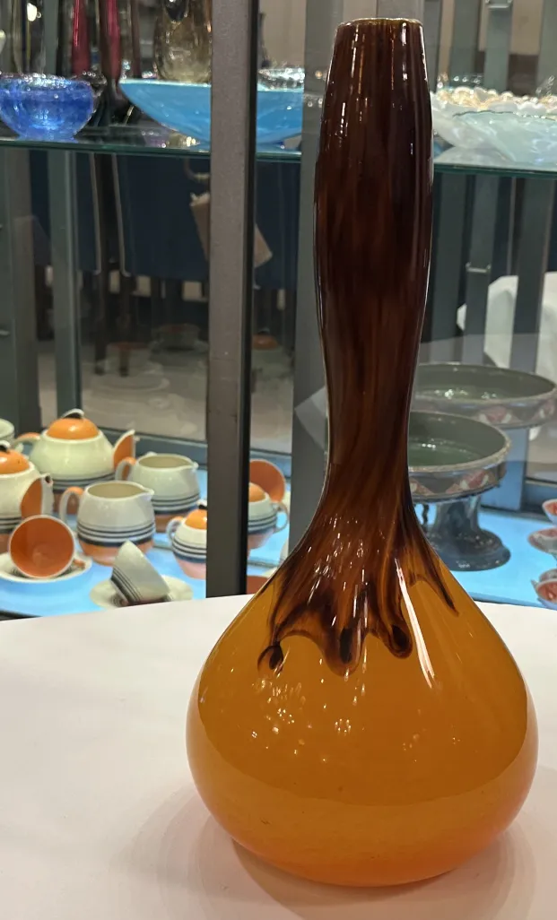 古いサイン入りグラスDeguéの暖色系のデザイン